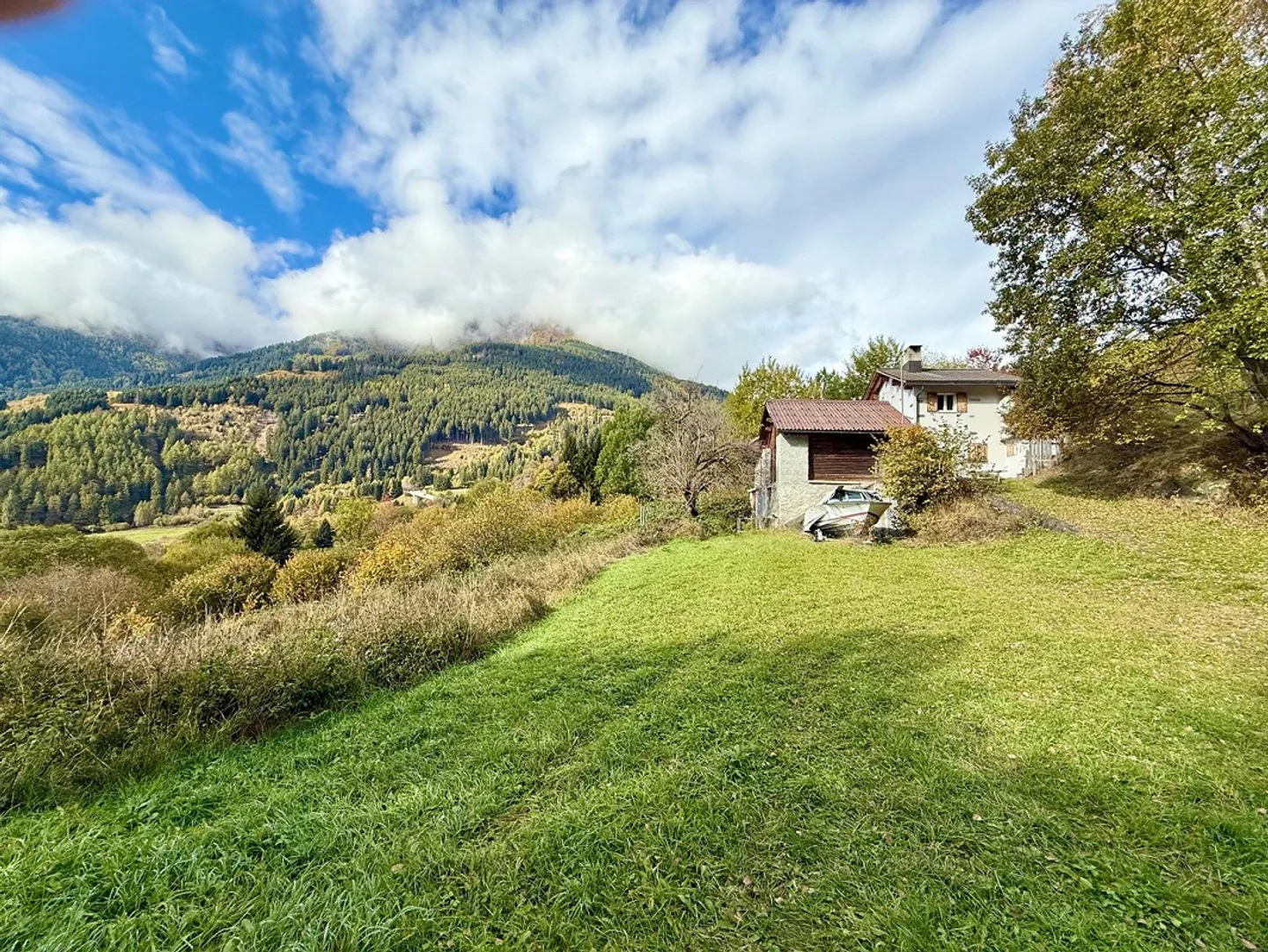 Alpine Berghütte auf 900 m mit Privatzufahrt und 21.000 m² Land - Foto 3 von 15