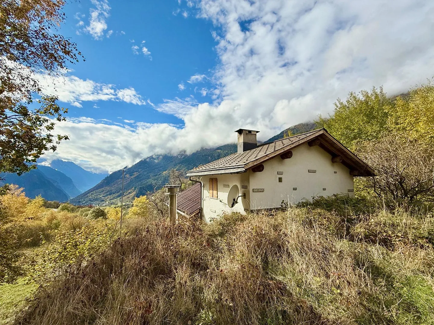 Alpine Berghütte auf 900 m mit Privatzufahrt und 21.000 m² Land - Foto 5 von 15