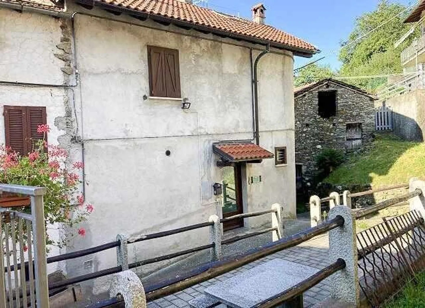 Casa nel nucleo di 8 1/2 locali con cortile in Italia - Foto 2 di 13