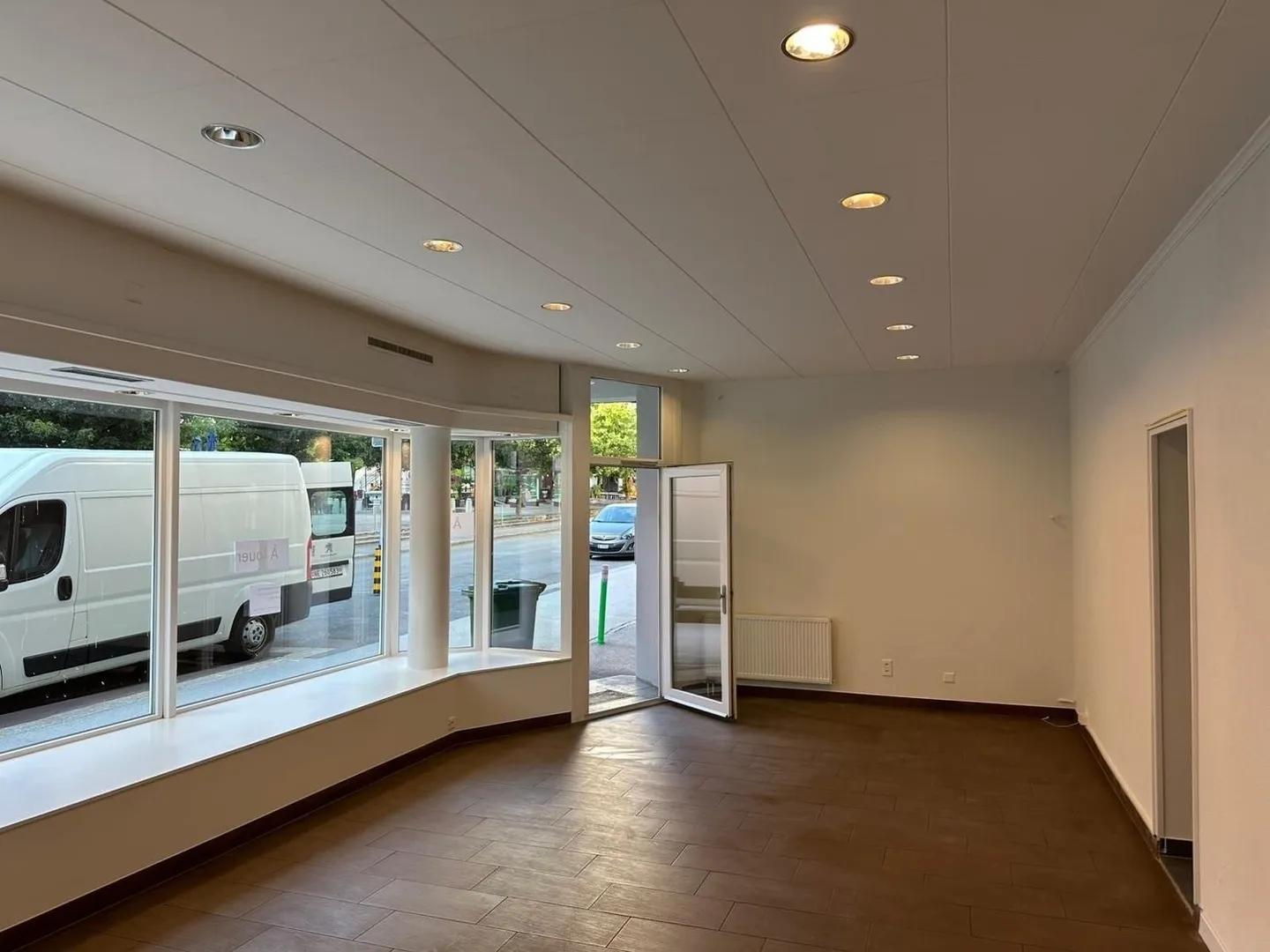 Spazio commerciale ristrutturato di fronte a Piazza del Mercato, Le Locle - Foto 1 di 8