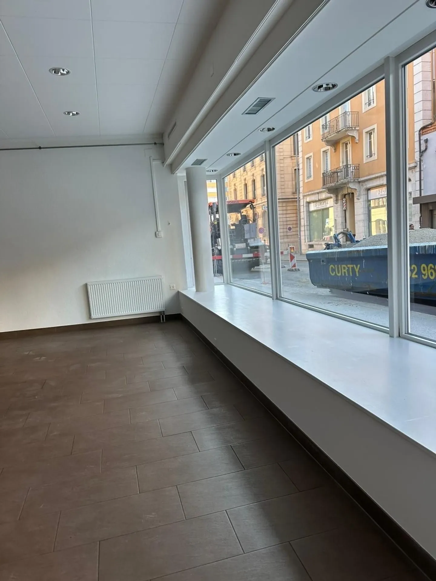 Spazio commerciale ristrutturato di fronte a Piazza del Mercato, Le Locle - Foto 2 di 8