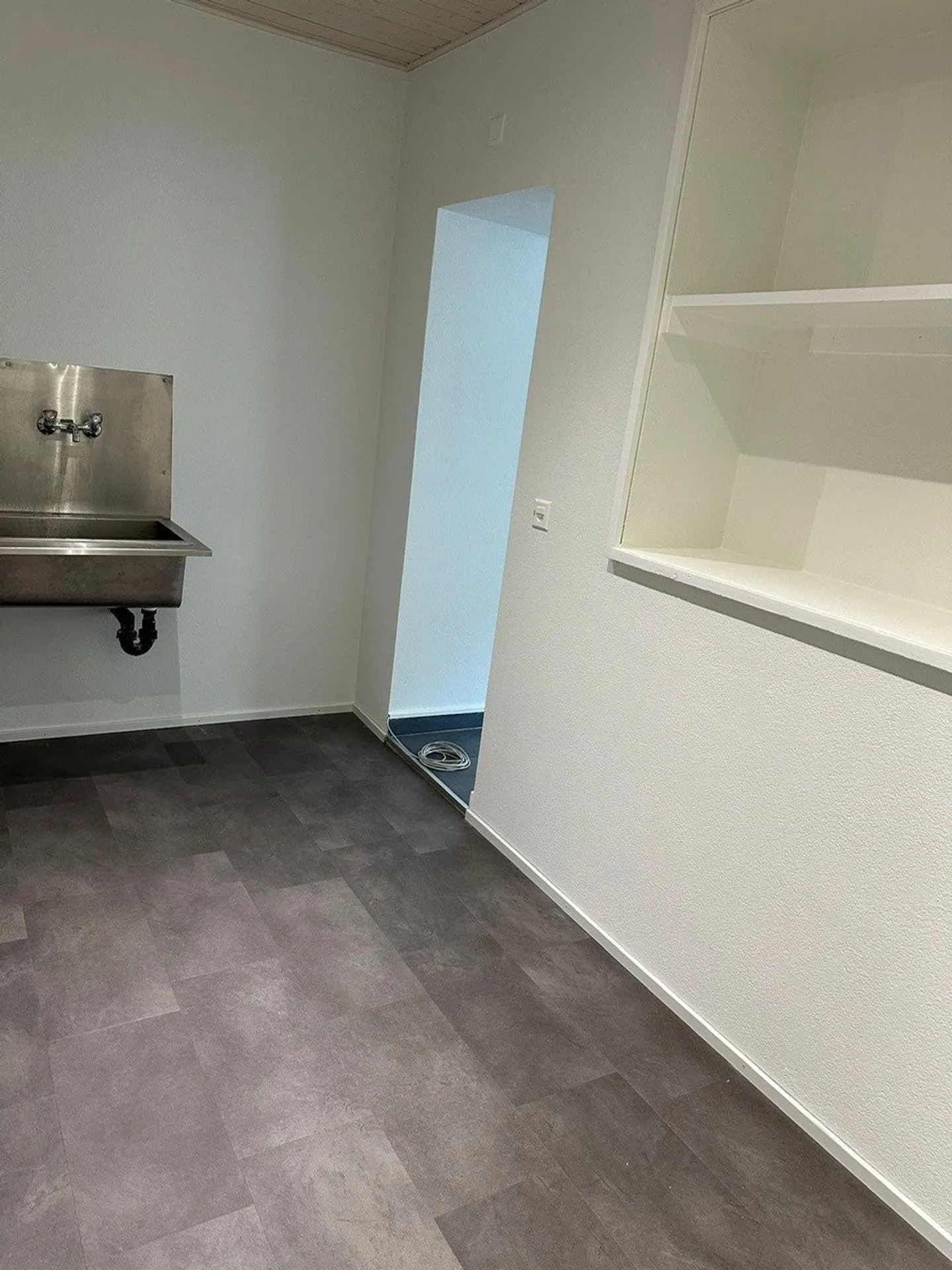 Spazio commerciale ristrutturato di fronte a Piazza del Mercato, Le Locle - Foto 5 di 8