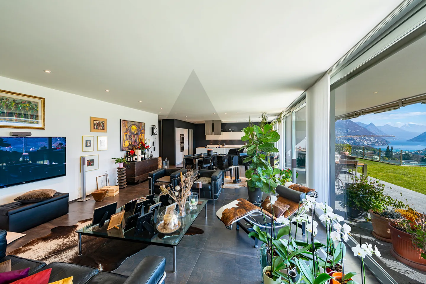 ELEGANT APARTMENT WITH LAKE VIEW IN MONTAGNOLA - Photo 3 of 12
