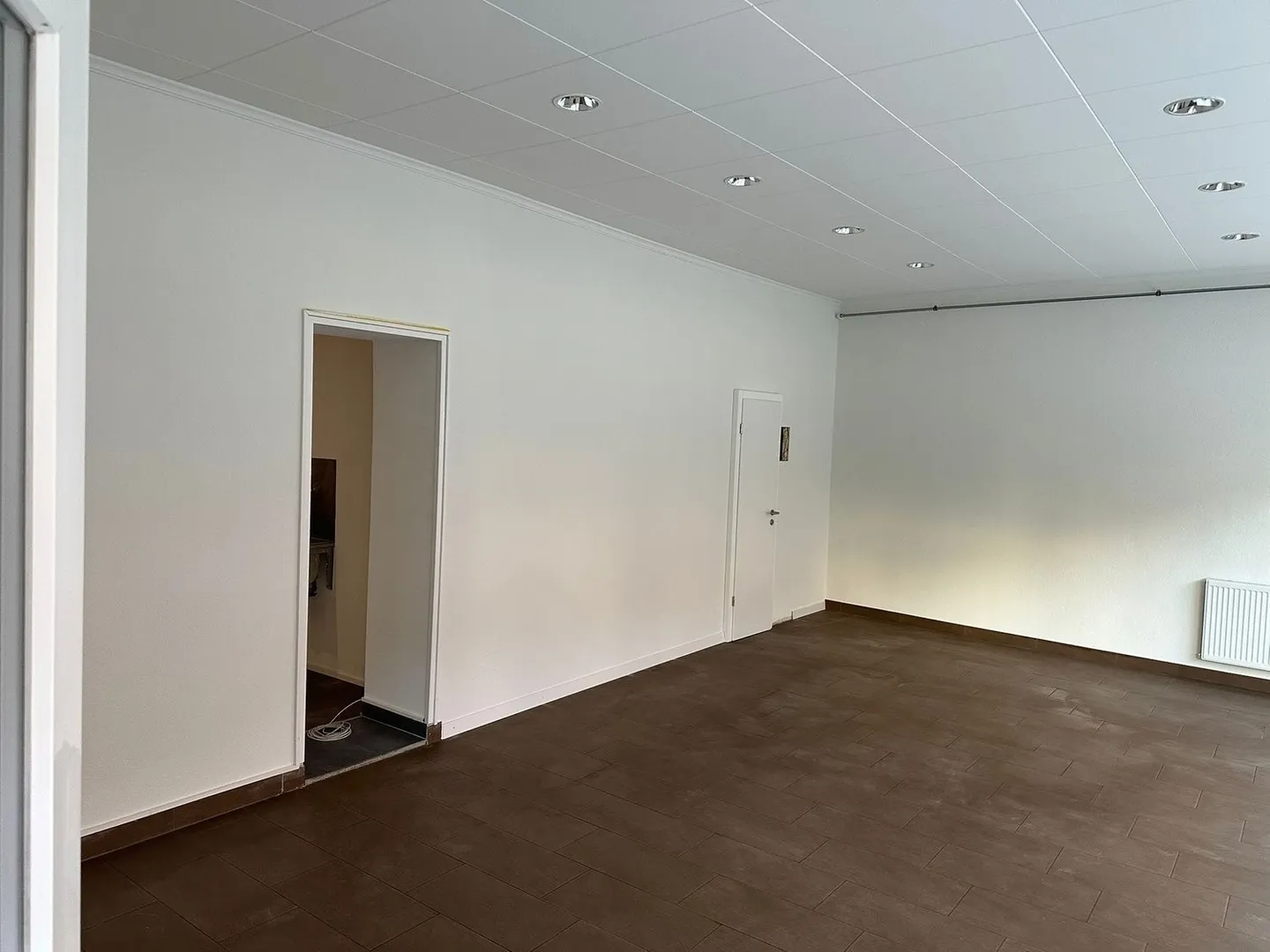 Spazio commerciale ristrutturato di fronte a Piazza del Mercato, Le Locle - Foto 3 di 8