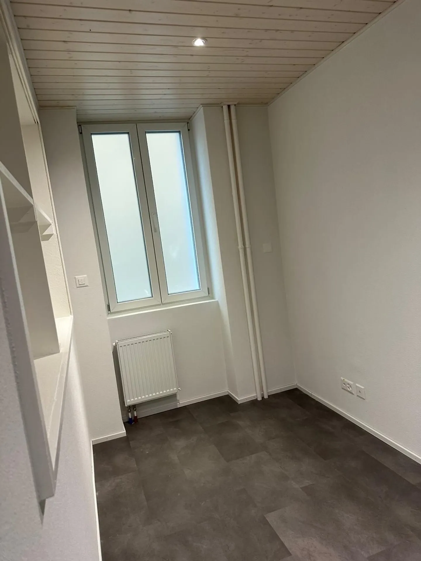 Spazio commerciale ristrutturato di fronte a Piazza del Mercato, Le Locle - Foto 4 di 8