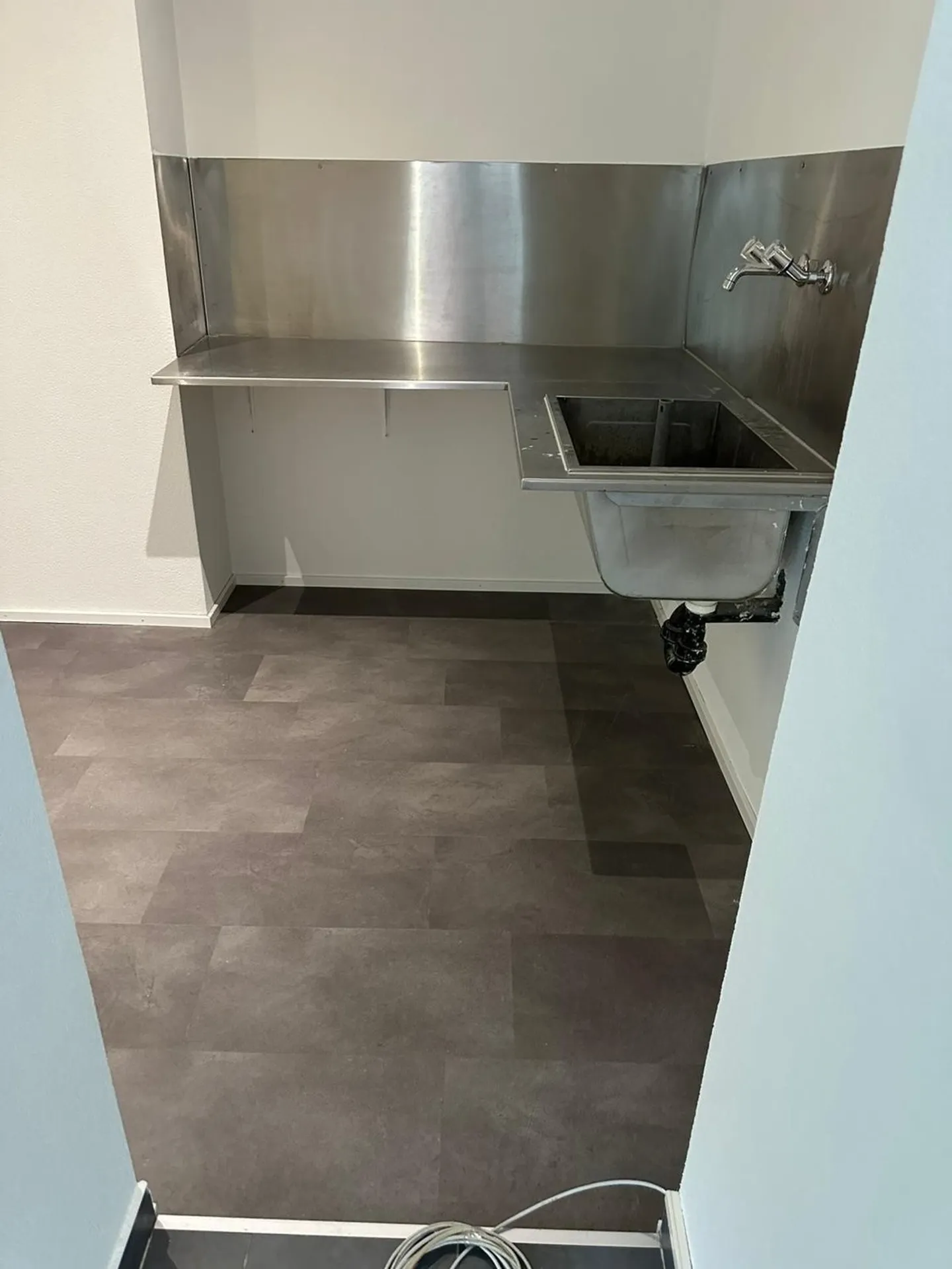 Spazio commerciale ristrutturato di fronte a Piazza del Mercato, Le Locle - Foto 6 di 8