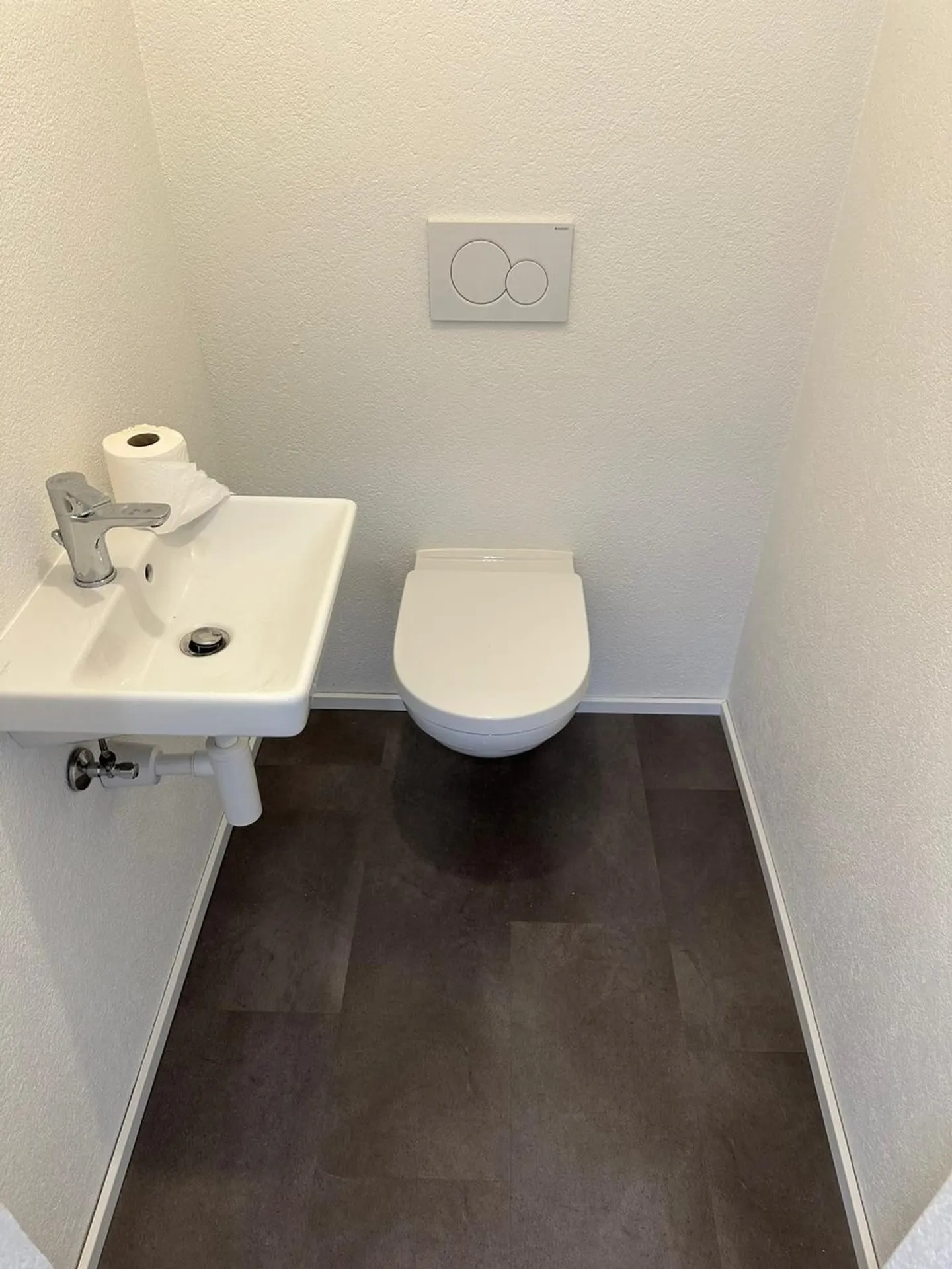 Spazio commerciale ristrutturato di fronte a Piazza del Mercato, Le Locle - Foto 7 di 8