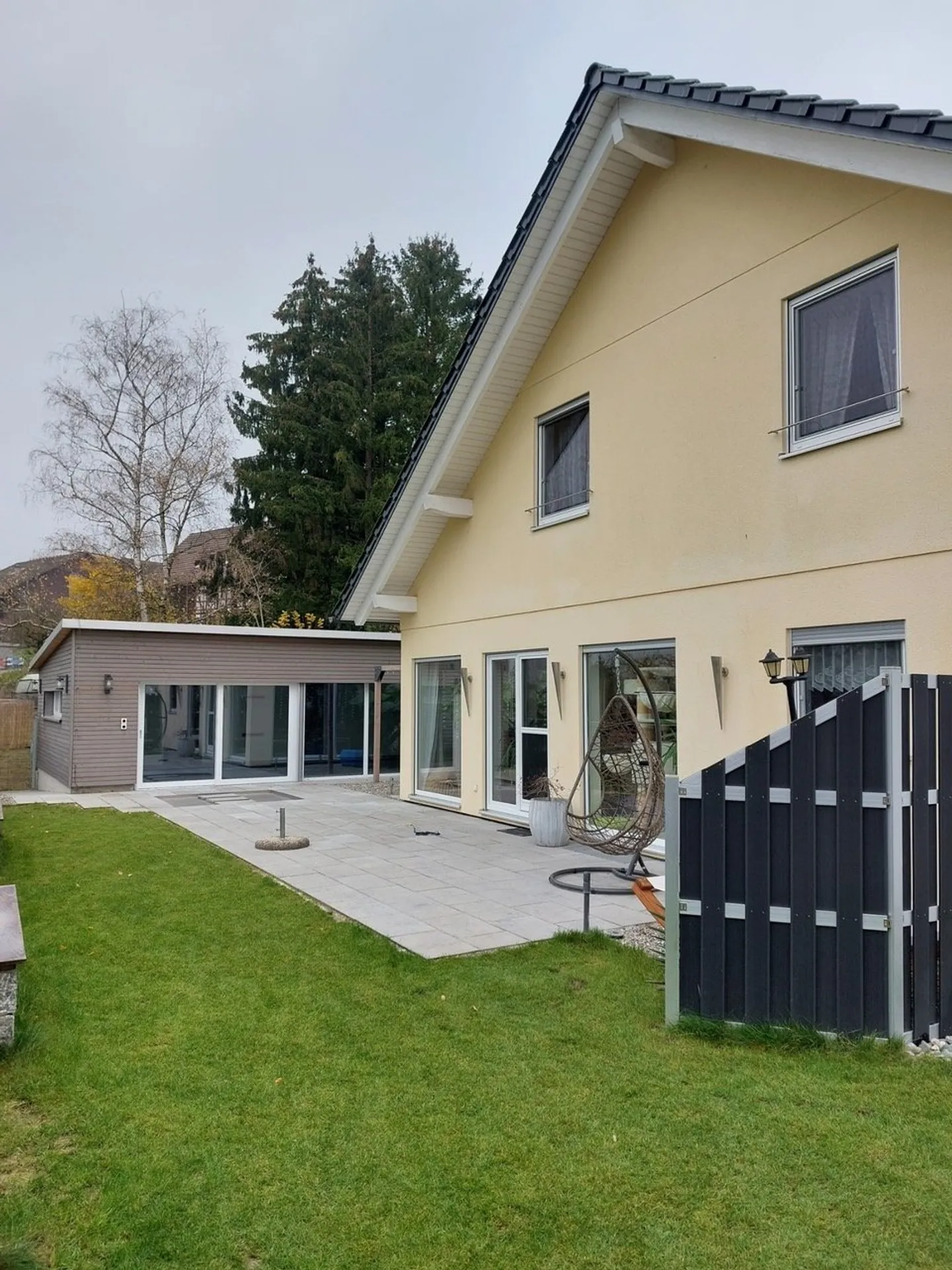 Modernes 5-Zimmer-Einfamilienhaus mit Hallenbad in Illhart - Foto 1 di 18