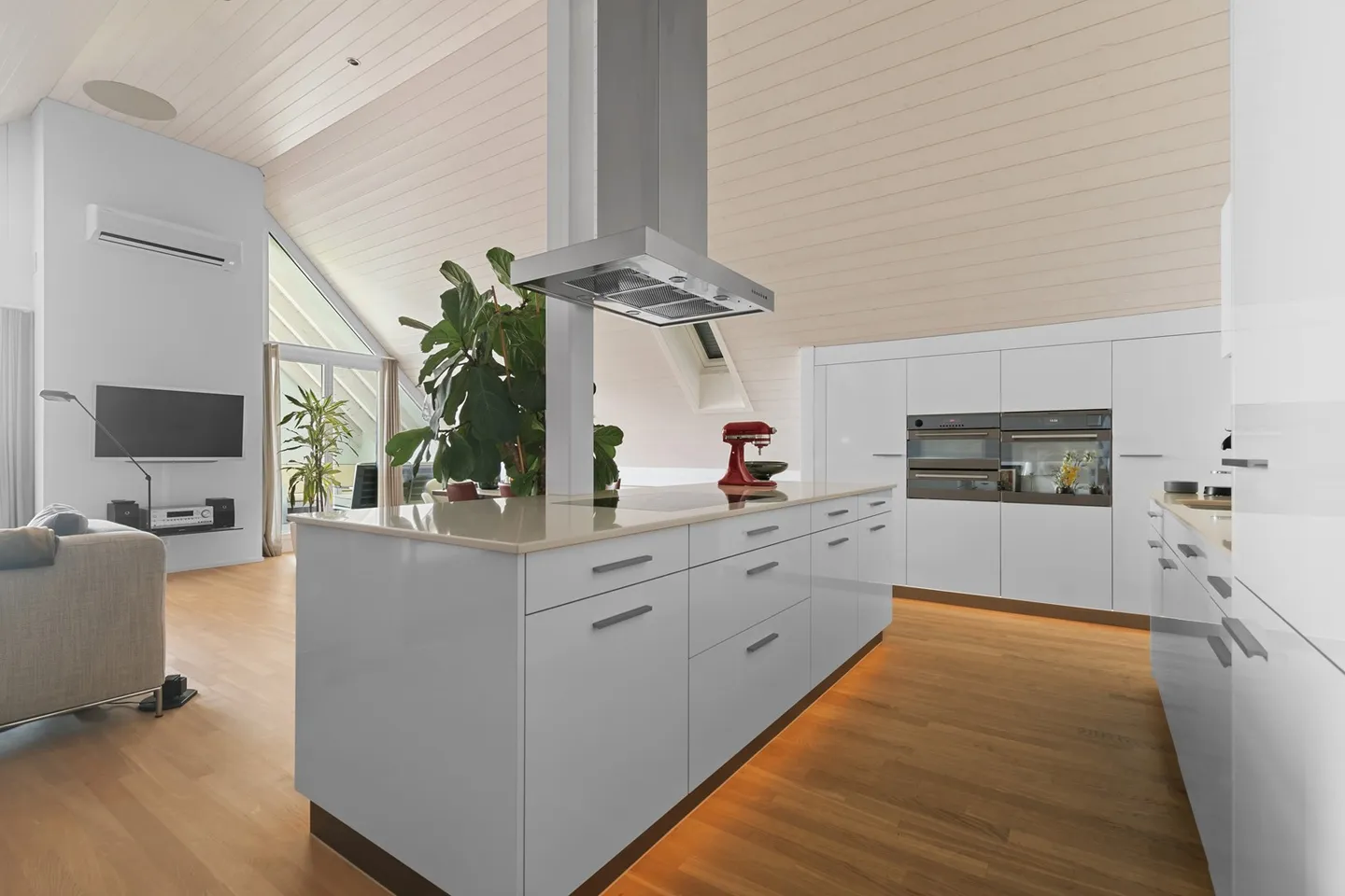 Exclusive living – 3.5-room apartment with private lift access - Photo 3 of 13