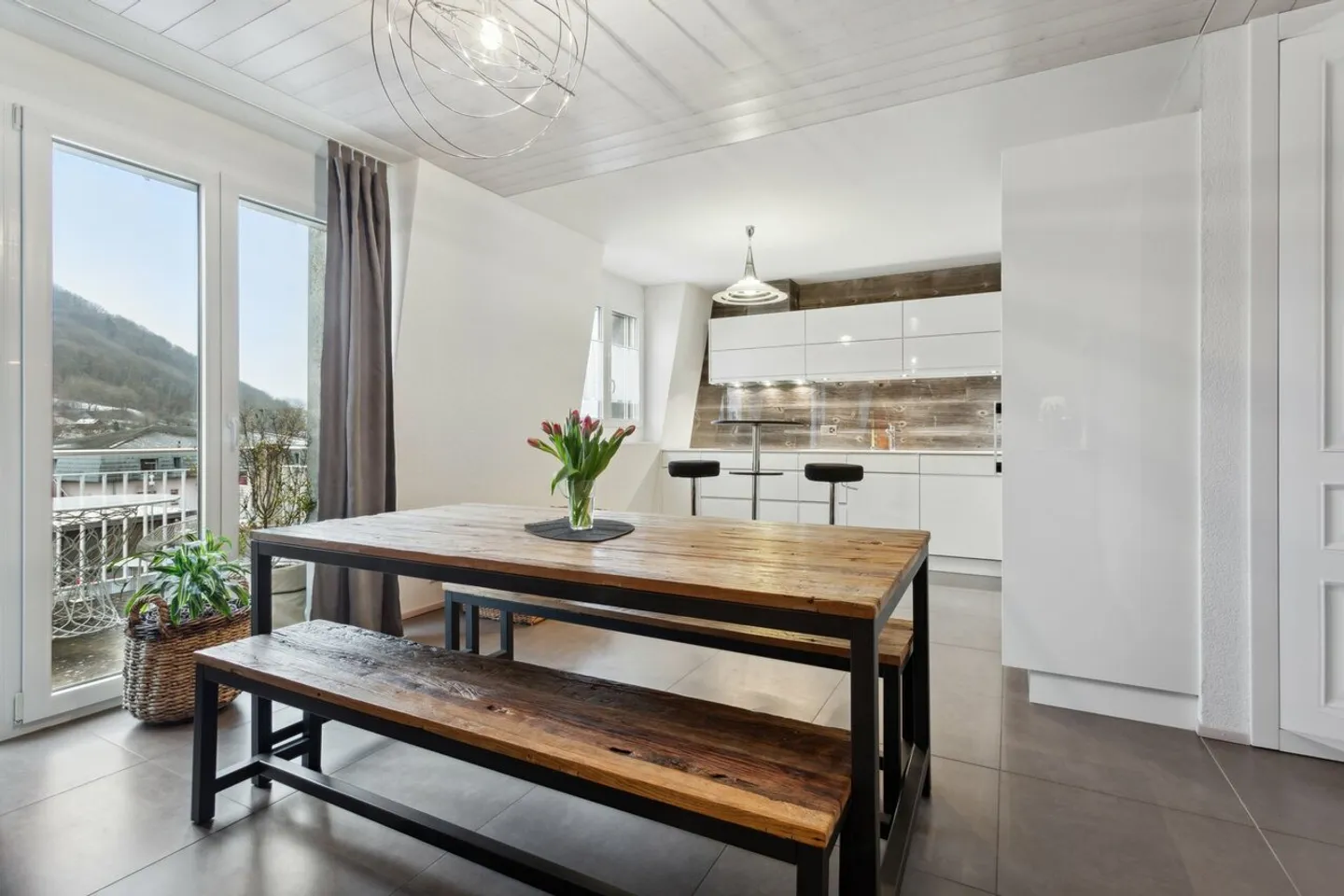 Exceptionnel appartement avec balcon et vue dégagée sur les Alpes - Photo 1 sur 5
