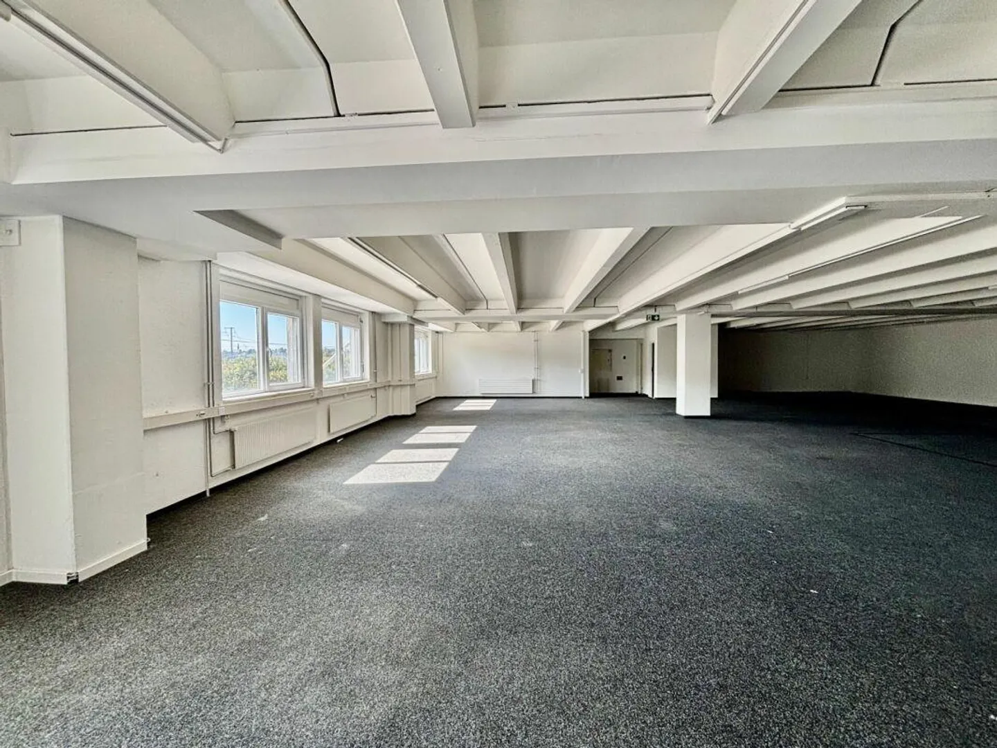 Bussigny Vaud offices/workshop of 650 m2 divisible with loading dock access ... - Photo 4 of 12