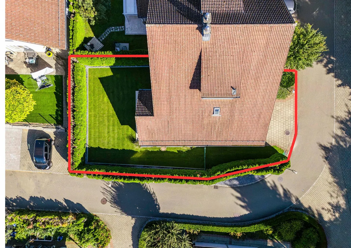 Grosses und lichtdurchflutetes Doppeleinfamilienhaus mit gepflegtem Garten - Foto 2 von 12