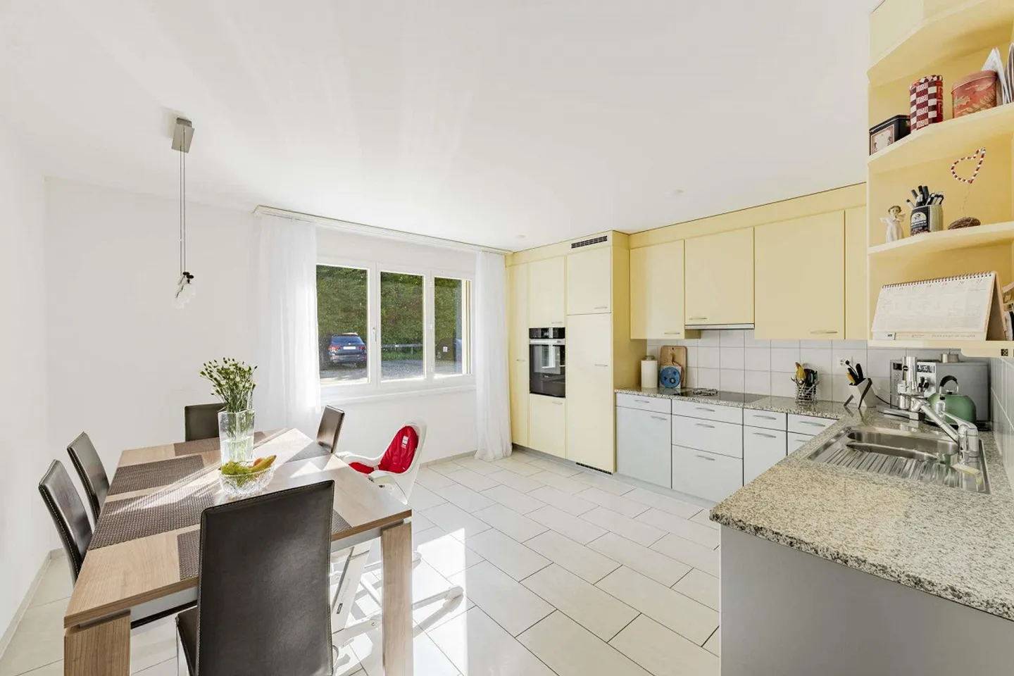 Grosses und lichtdurchflutetes Doppeleinfamilienhaus mit gepflegtem Garten - Foto 3 von 12