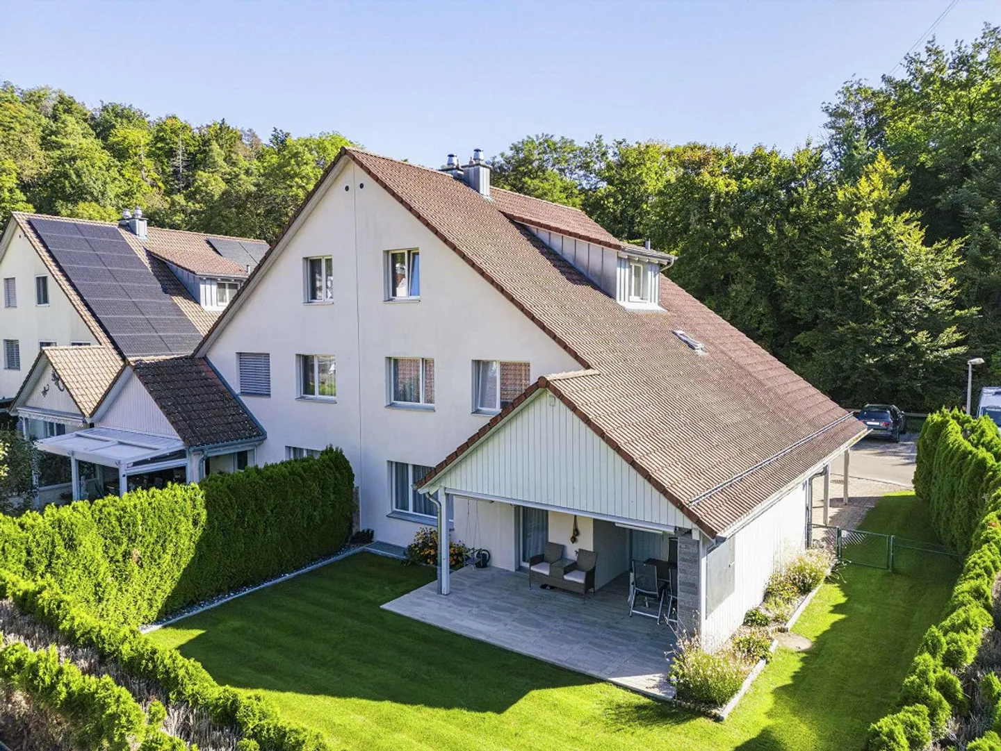 Grosses und lichtdurchflutetes Doppeleinfamilienhaus mit gepflegtem Garten - Foto 1 von 12