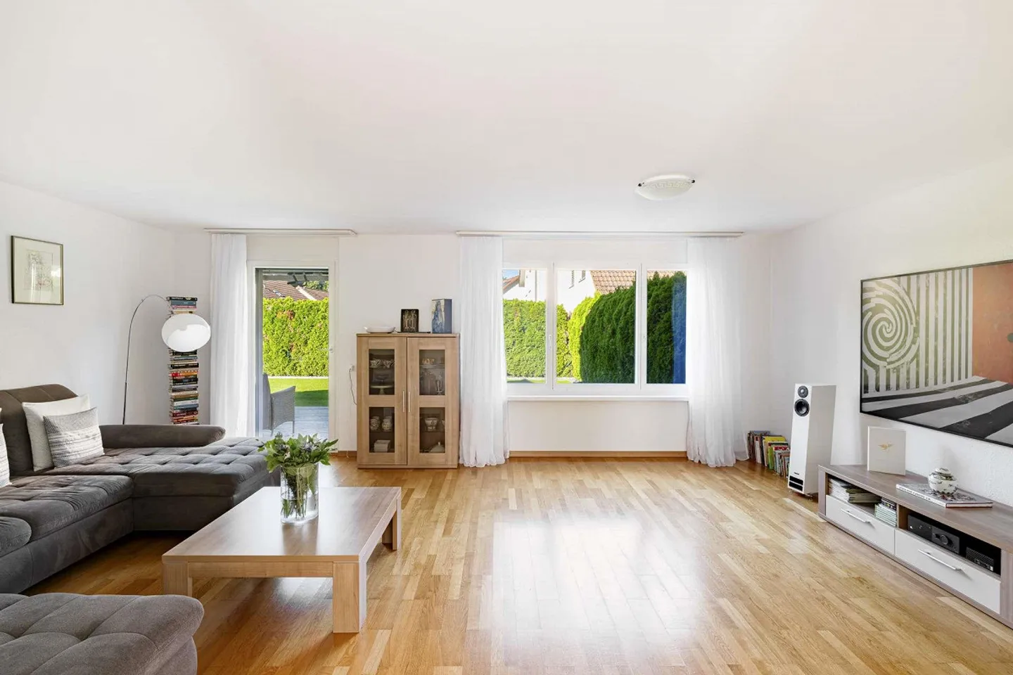 Grosses und lichtdurchflutetes Doppeleinfamilienhaus mit gepflegtem Garten - Foto 7 von 12