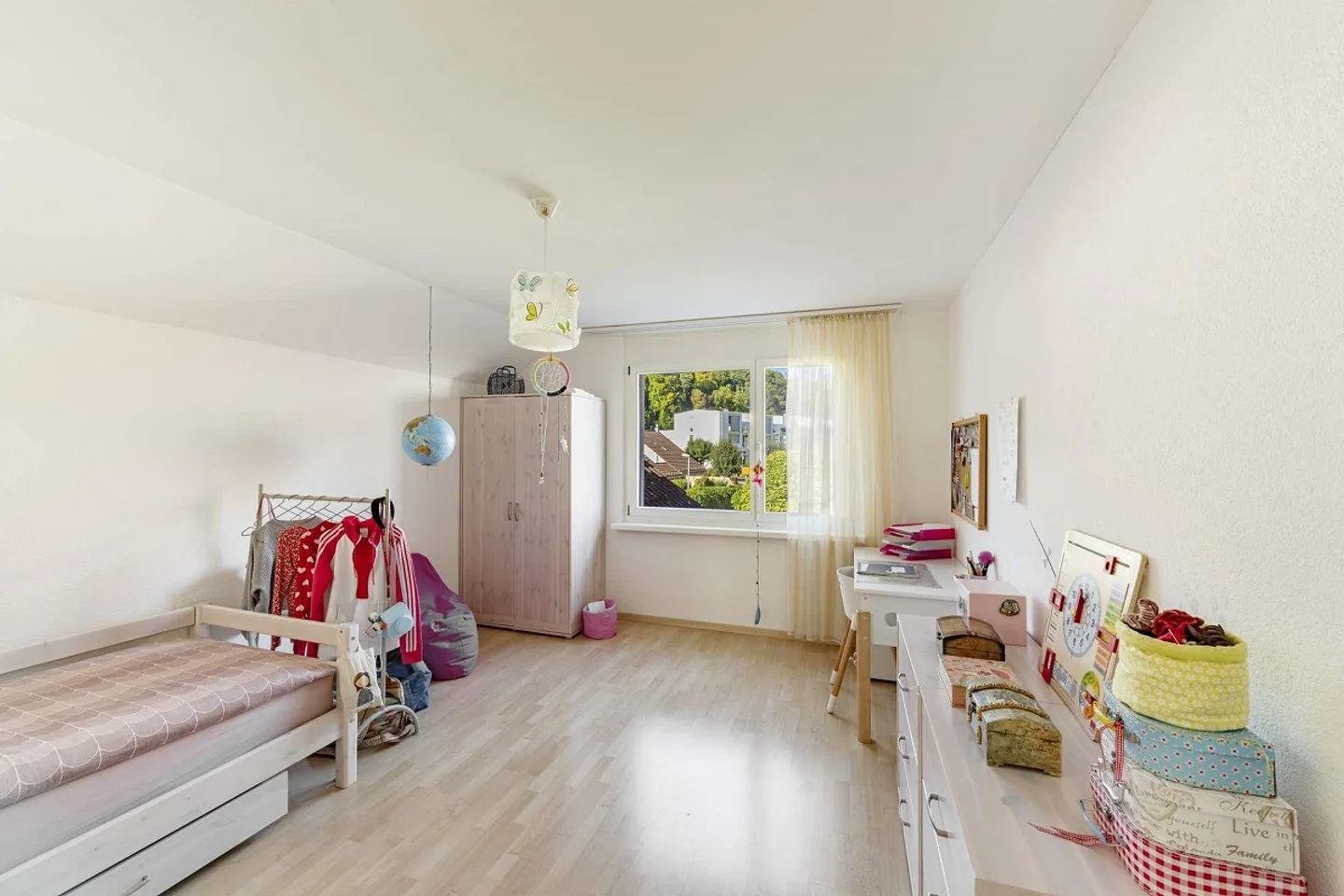 Grosses und lichtdurchflutetes Doppeleinfamilienhaus mit gepflegtem Garten - Foto 5 von 12