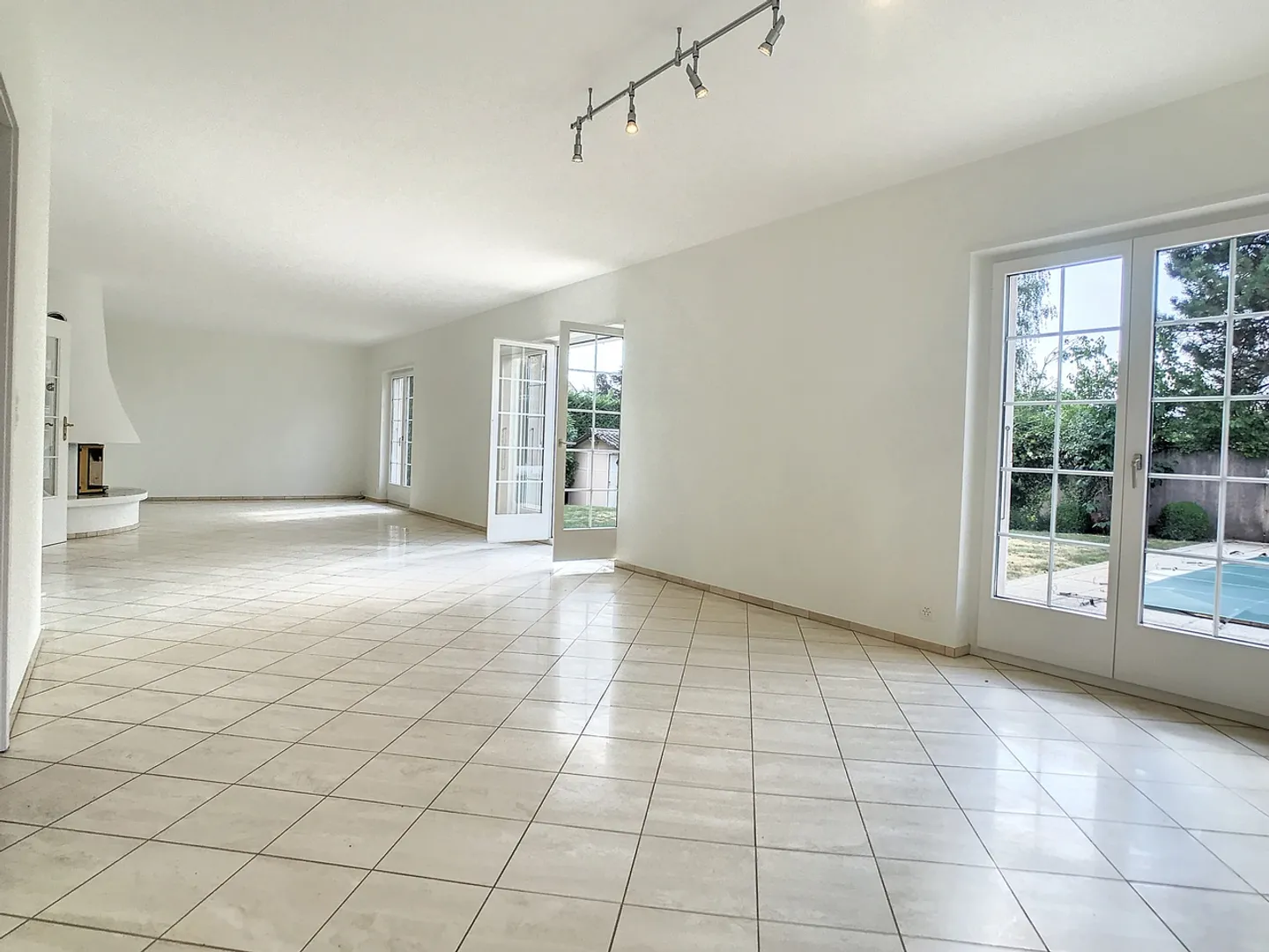 Stupenda villa ristrutturata con piscina e giardino - Foto 2 di 13