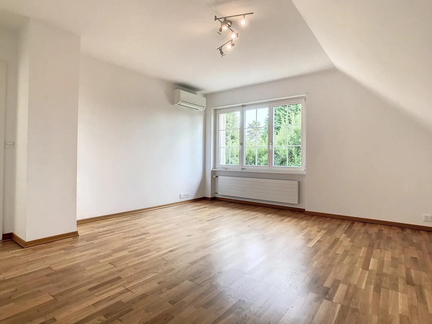 Stupenda villa ristrutturata con piscina e giardino - Foto 10 di 13