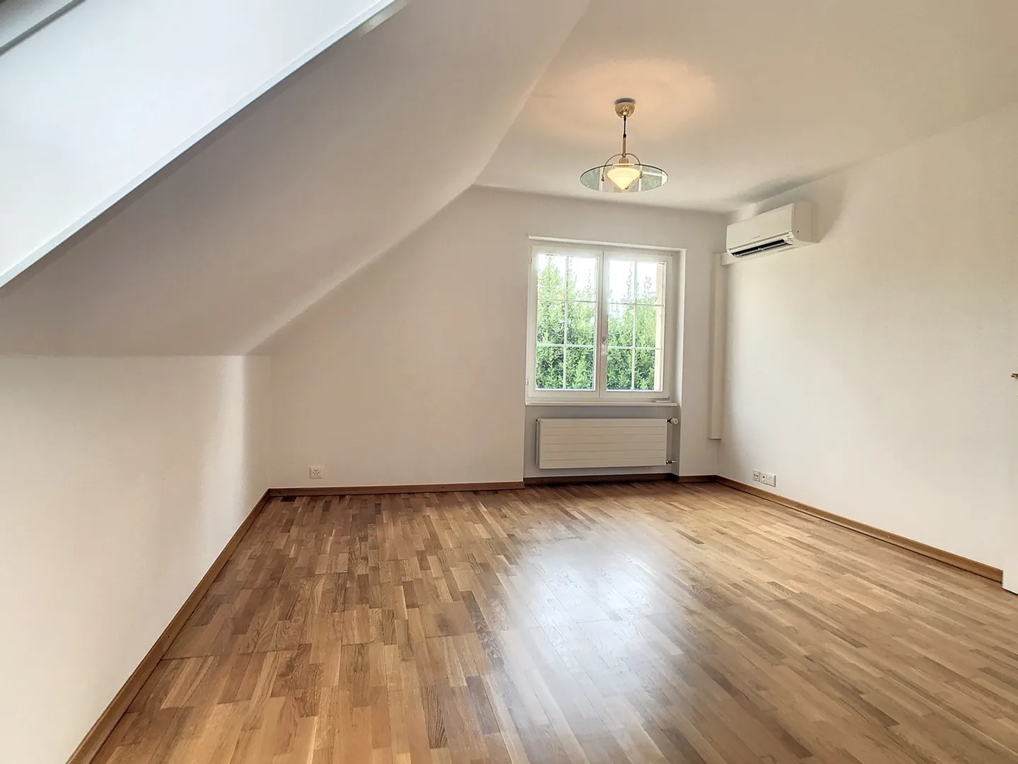 Stupenda villa ristrutturata con piscina e giardino - Foto 11 di 13