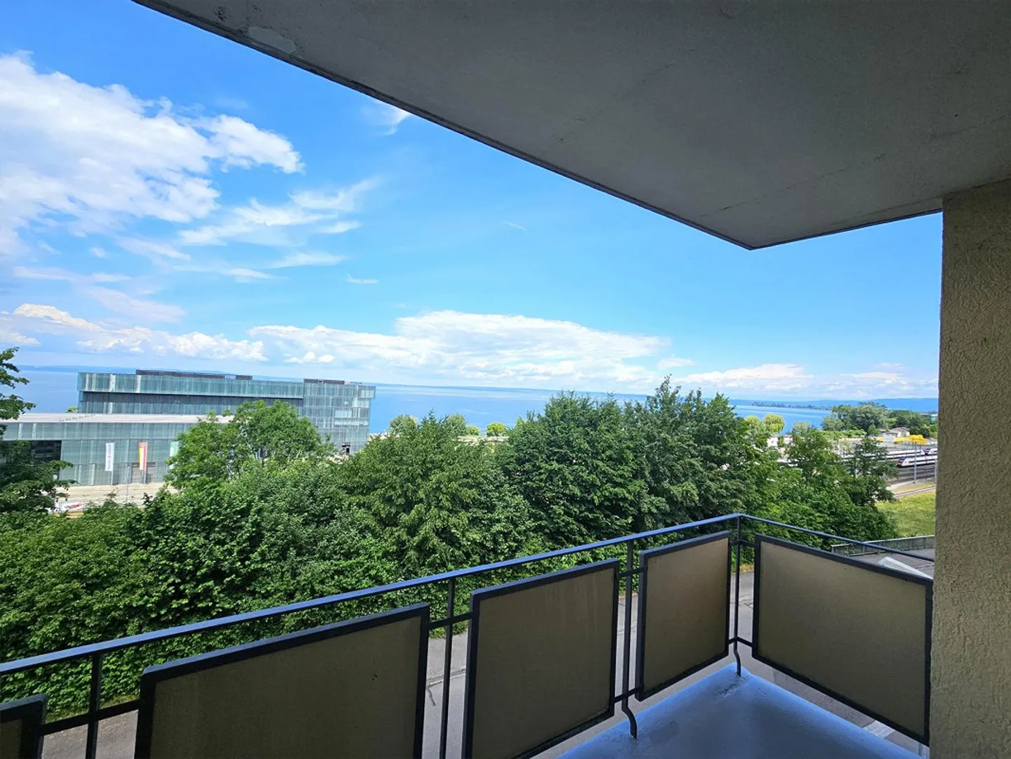 appartement lumineux de 3 pièces avec vue imprenable sur le lac - Photo 9 sur 11
