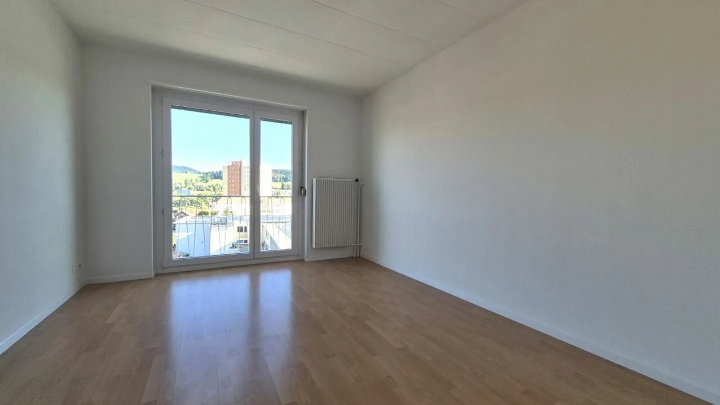 Schöne helle 3-Zimmer-Wohnung in La Chaux-de-Fonds - Foto 3 von 8