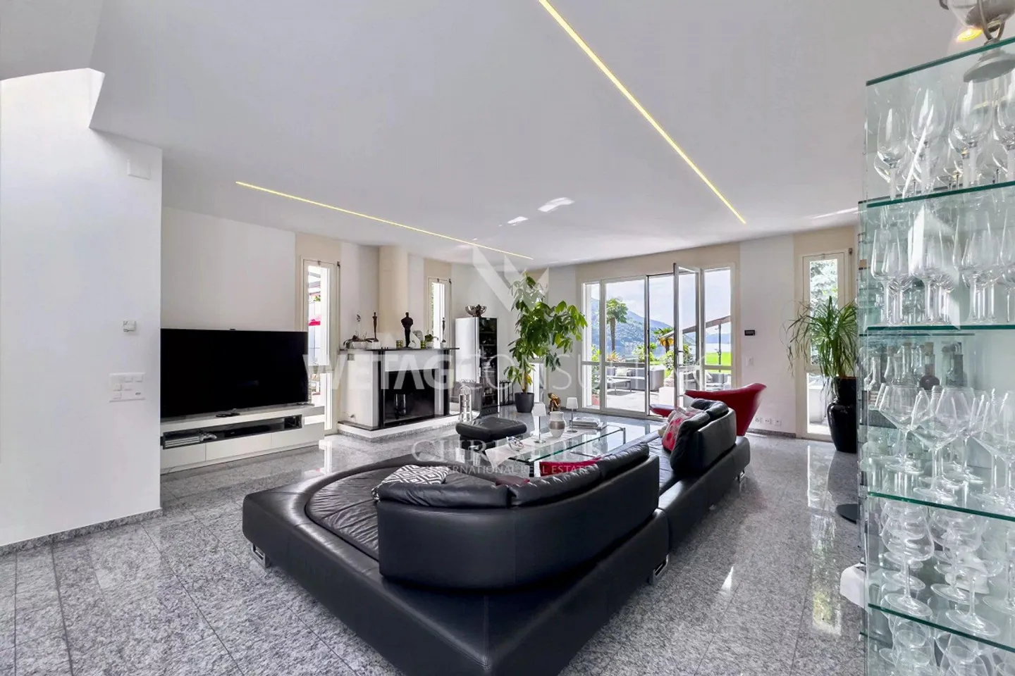 Lugano-Agno: Villa elegante con piscina a sfioro panoramica, sauna e altro... - Foto 3 di 13