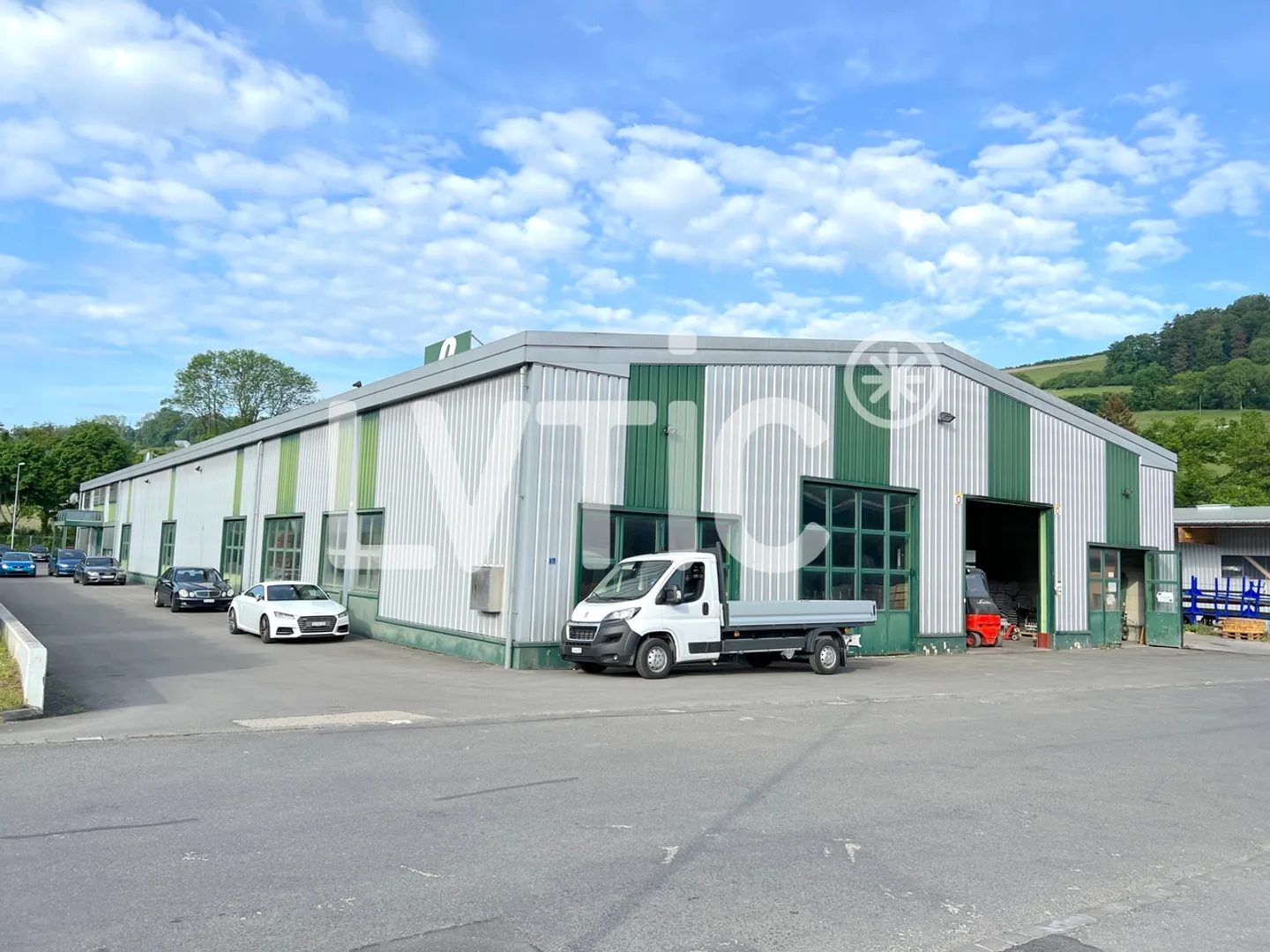 Bâtiment industriel de 2100 m2 sur parcelle 4700 m2 à vendre à Moudon - Photo 1 sur 10