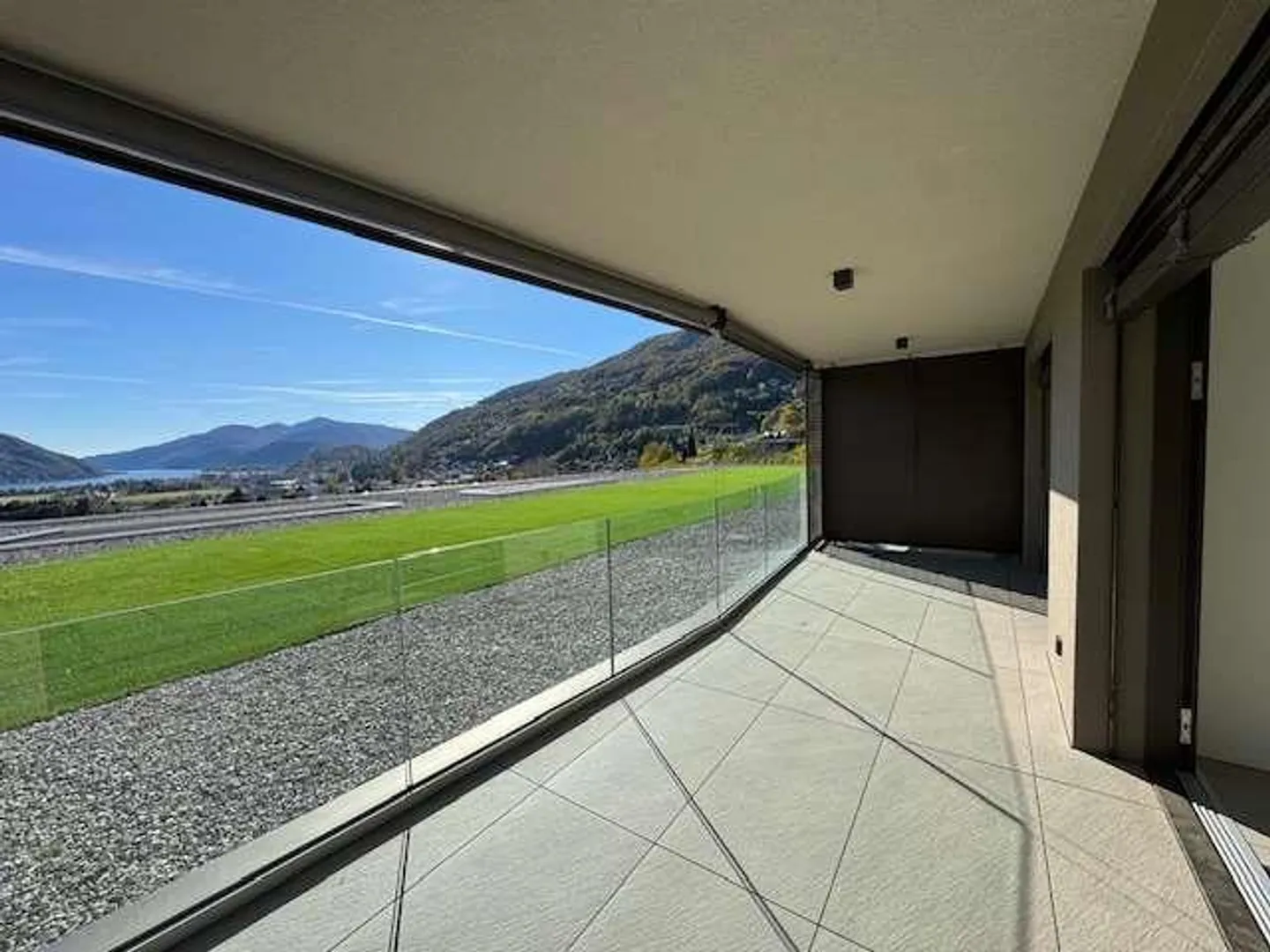 Prestigioso e nuovo 2.5 in affitto con incantevole vista lago a Bioggi - Foto 1 di 6