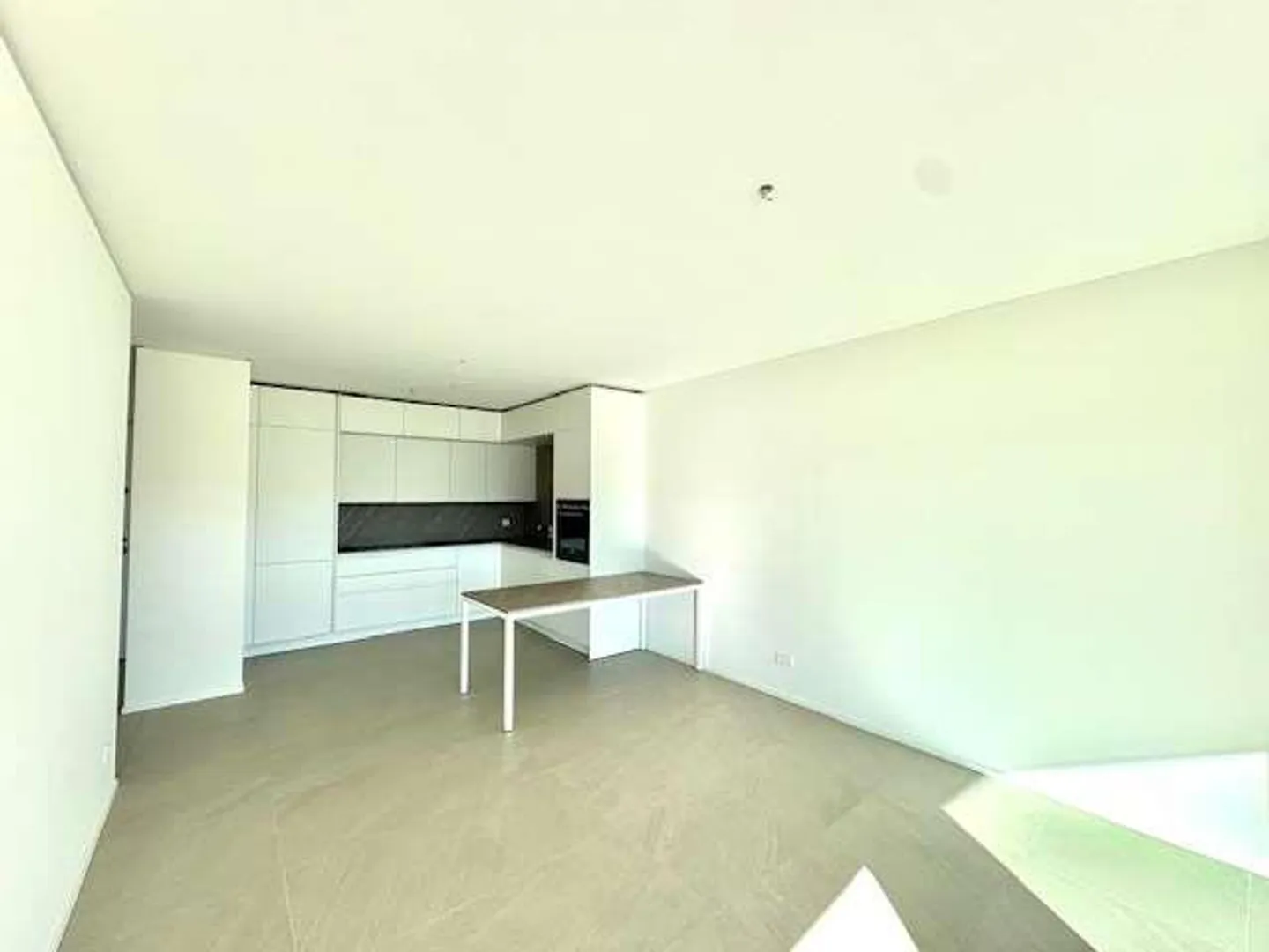 Prestigioso e nuovo 2.5 in affitto con incantevole vista lago a Bioggi - Foto 3 di 6