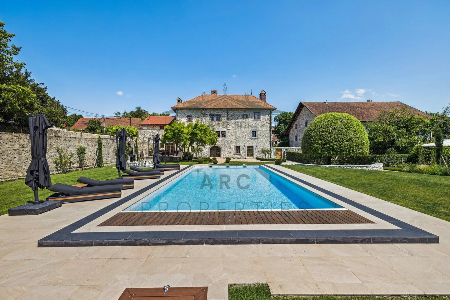 SAINT-JULIEN-EN-GENEVOIS - MAGNIFICENT 16TH CENTURY CASTLE, COMPLETELY RENOVATED - Foto 1 von 1