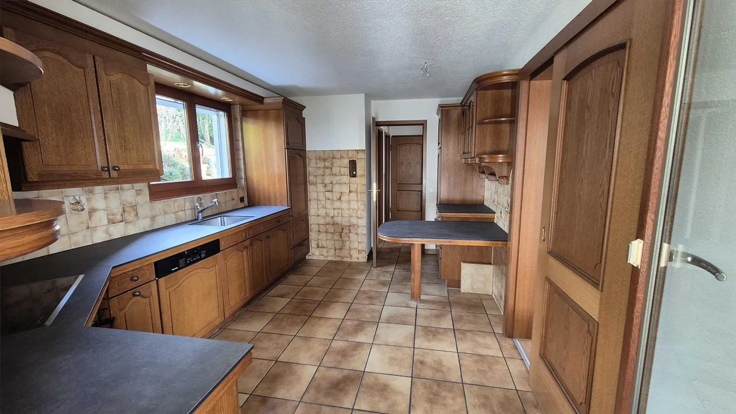 Charming 3.5 Room Apartment with Generous Garden - Photo 2 of 7