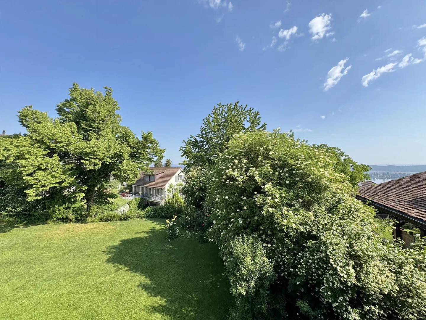 Casa in legno ben tenuta con giardino da sogno e vista panoramica - ampliabile - Foto 4 di 11