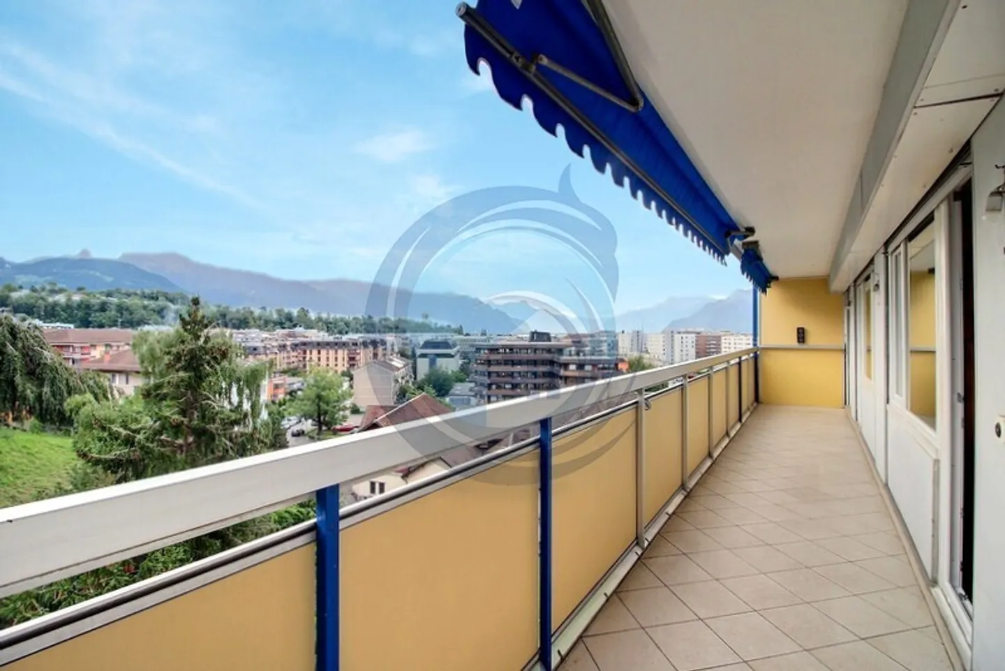 5-ROOM APARTMENT WITH BALCONY NEAR DOWNTOWN VEVEY - Photo 1 of 13