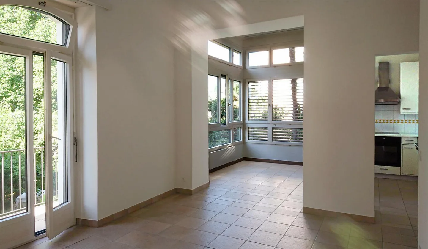 Appartement de 3 pièces dans une villa du début du XXe siècle - Photo 2 sur 7