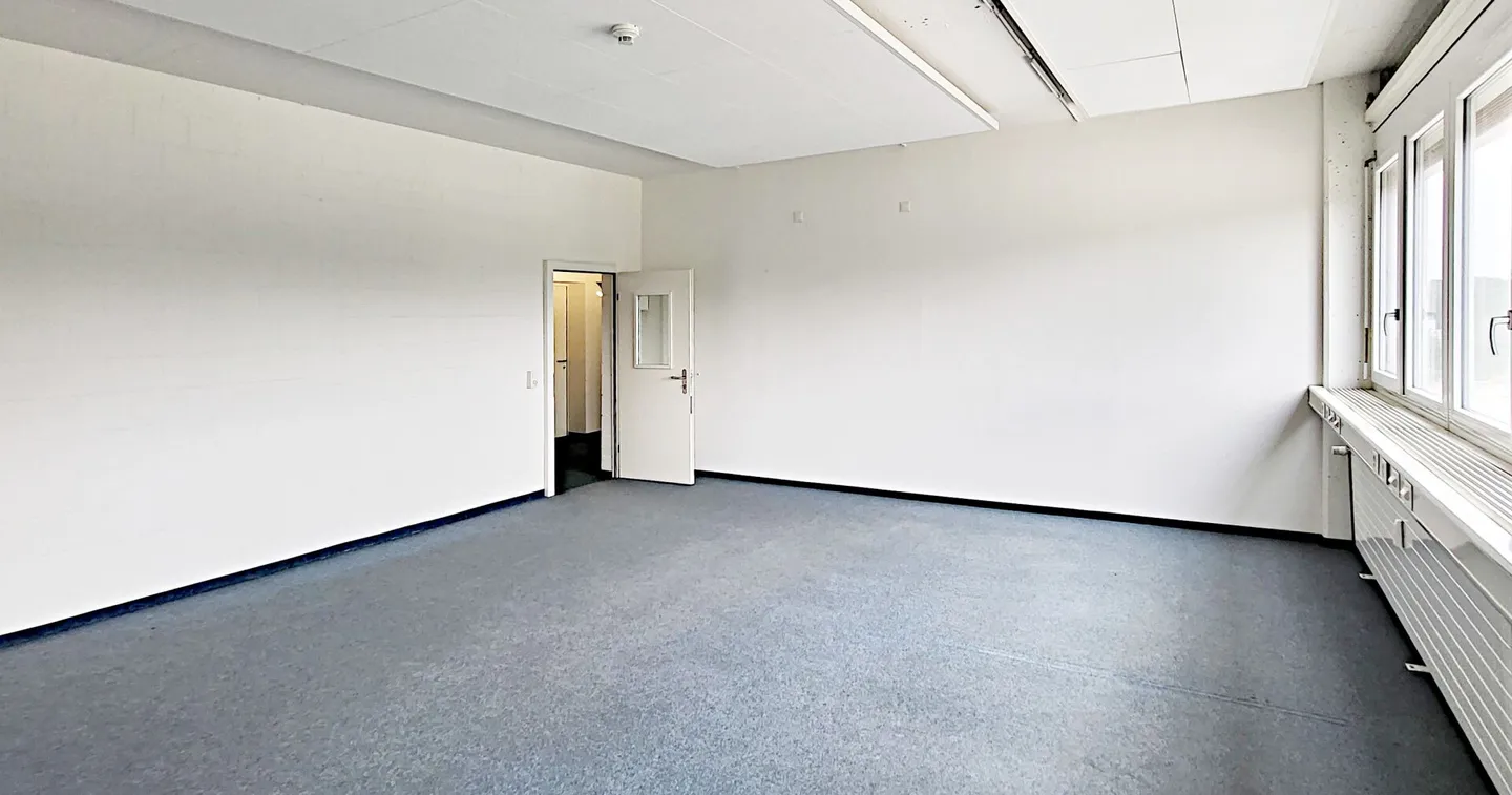 Ausgebaute Bürofläche mit Sitzungszimmer - Foto 2 von 7