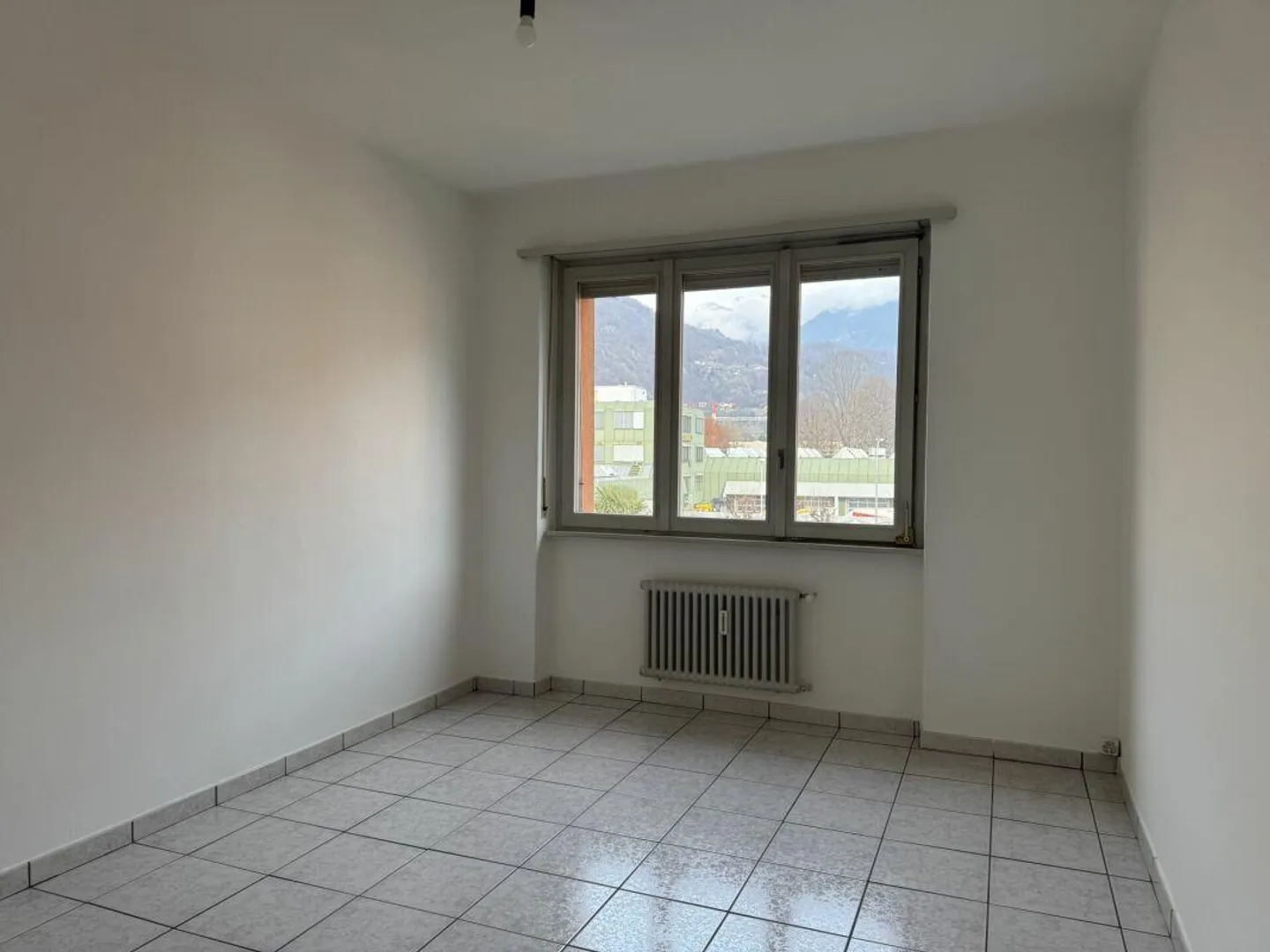 Bright 3.5-room renovated apartment - Photo 7 of 9