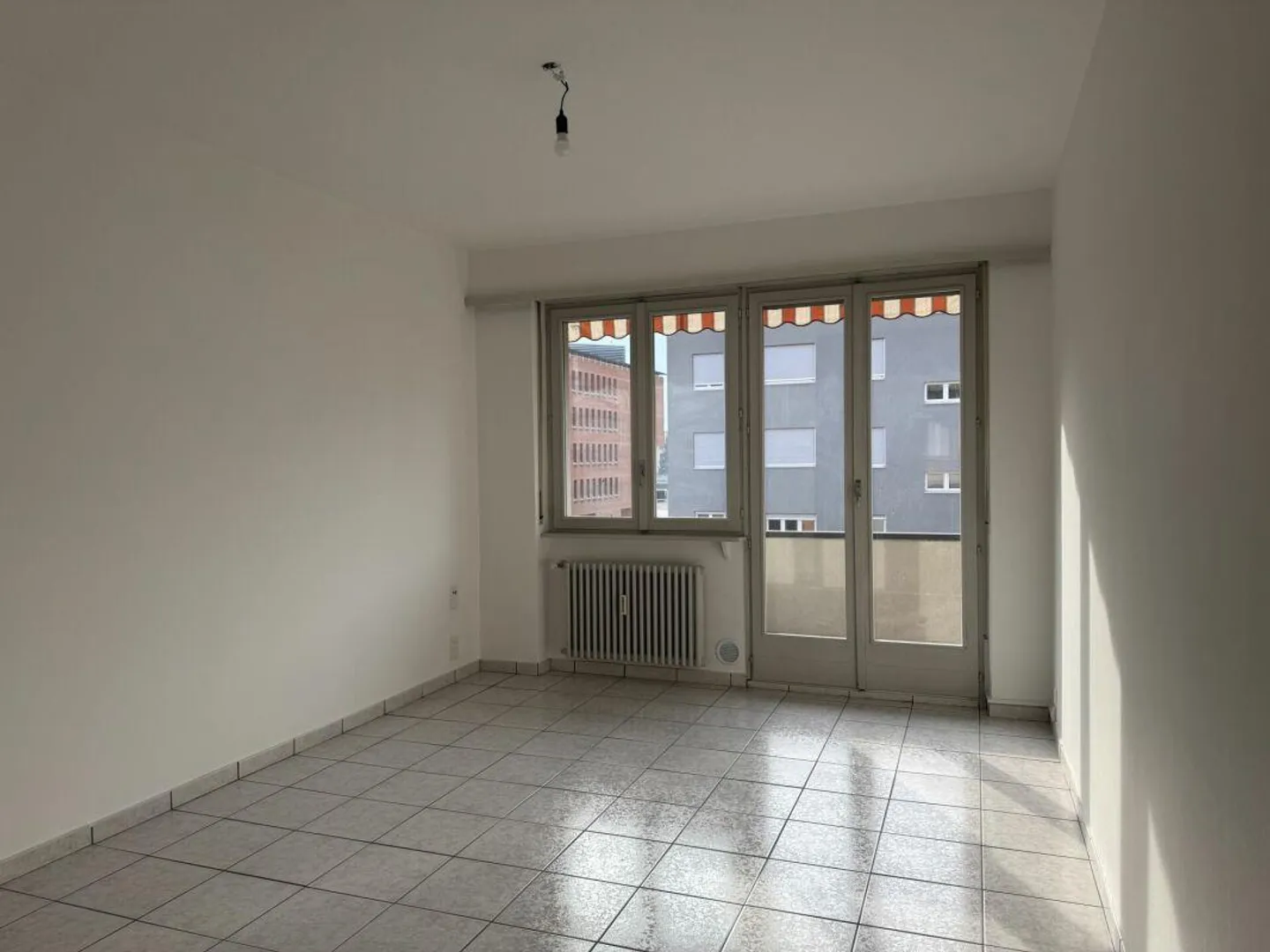 Bright 3.5-room renovated apartment - Photo 2 of 9