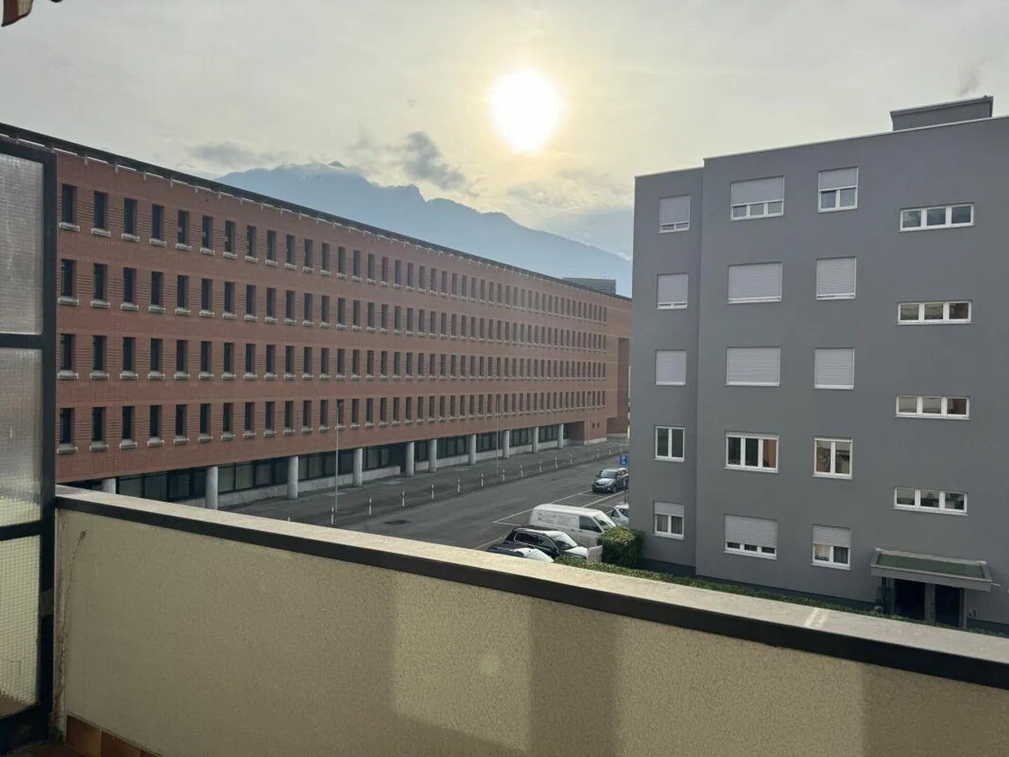 Bright 3.5-room renovated apartment - Photo 3 of 9