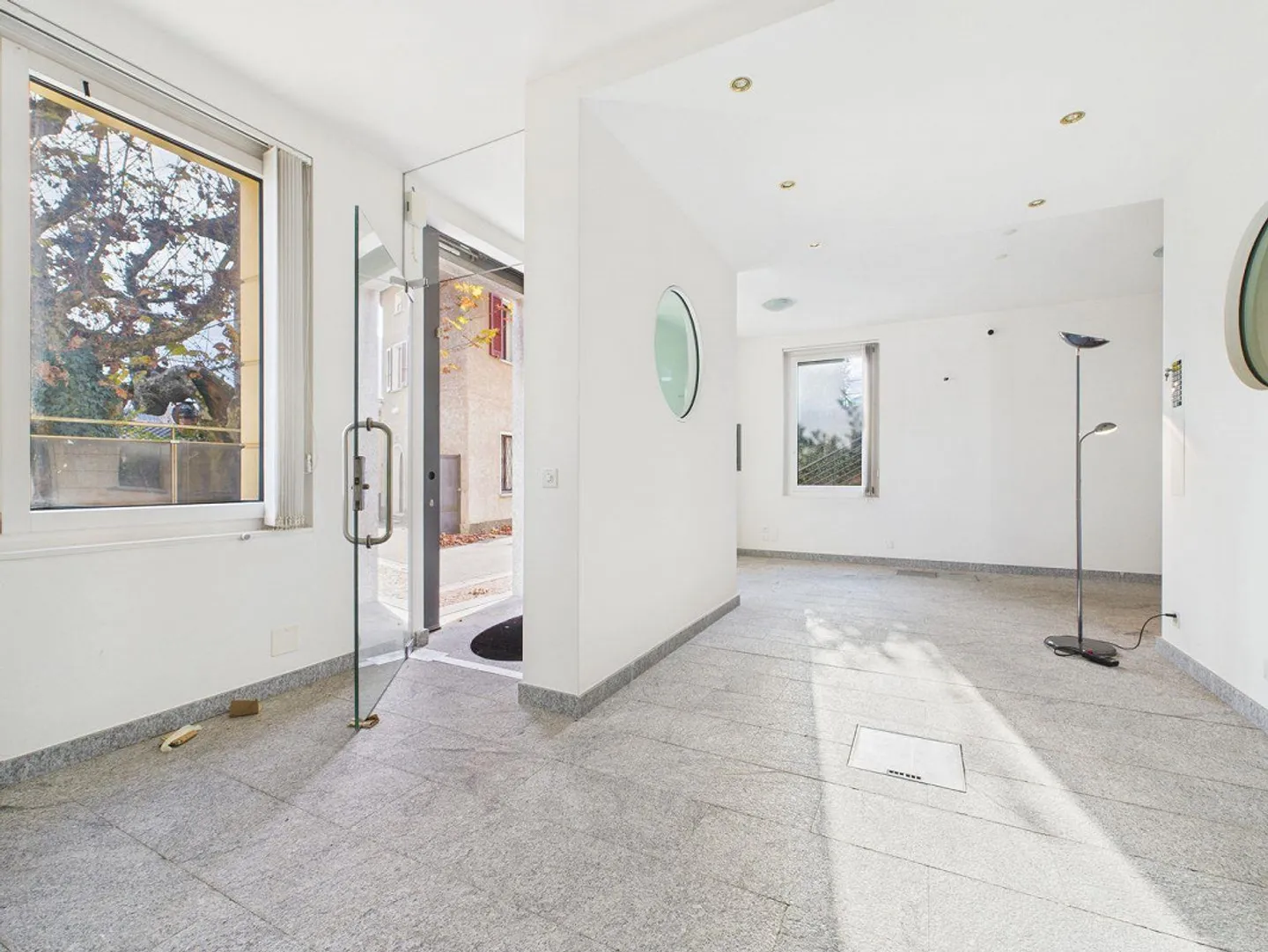 Great opportunity: 2.5 room office with functional spaces in Agra... - Photo 1 of 13