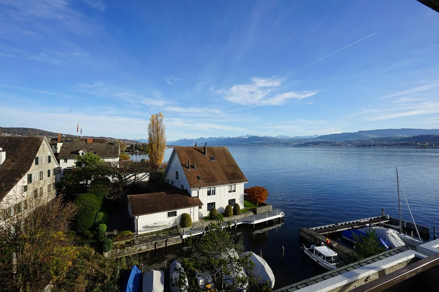 frisch sanierte Wohnung direkt am Zürichsee mit traumhafter Seesicht - Foto 2 von 16