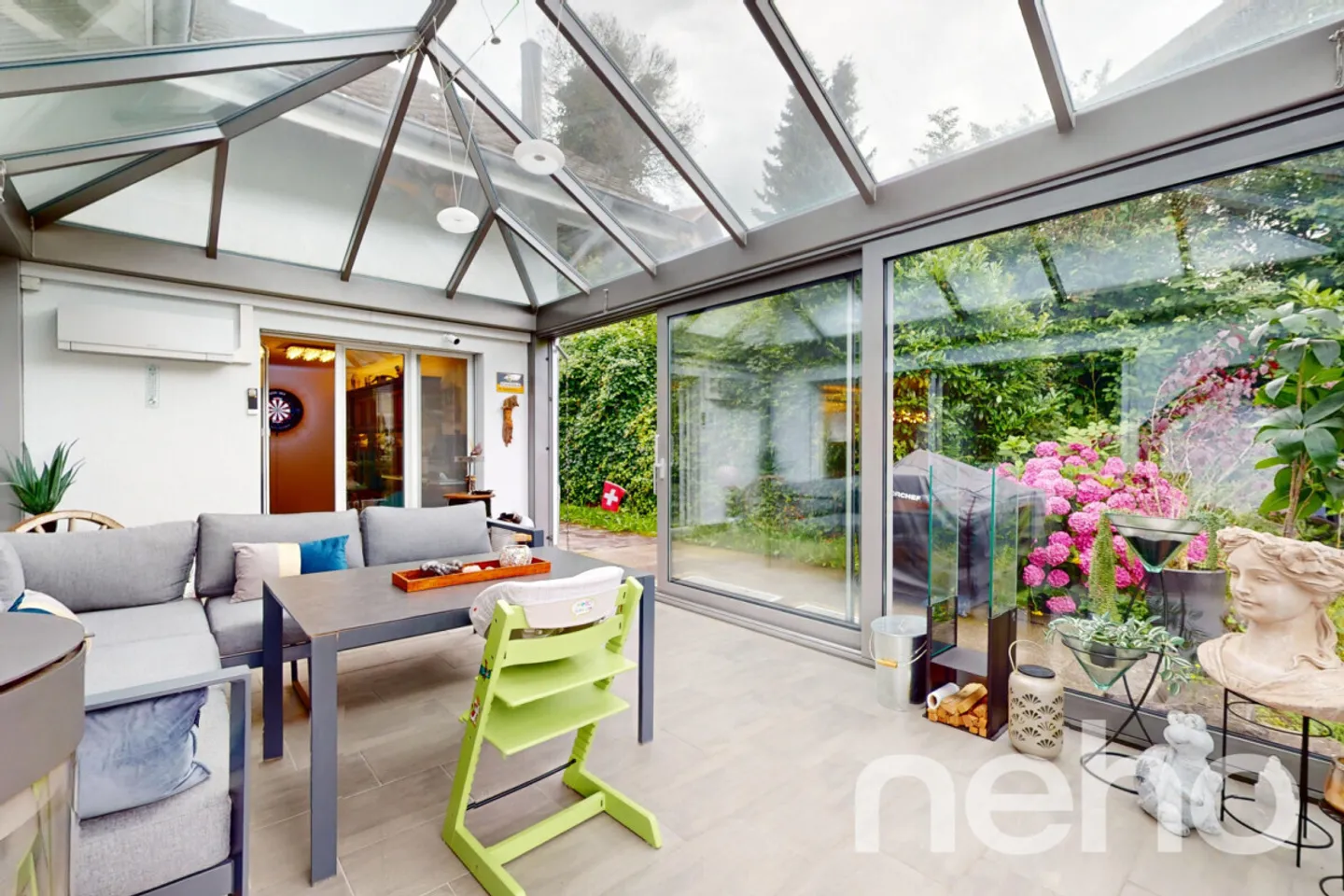 Light-flooded living comfort with winter garden and far-reaching views - Photo 10 of 13