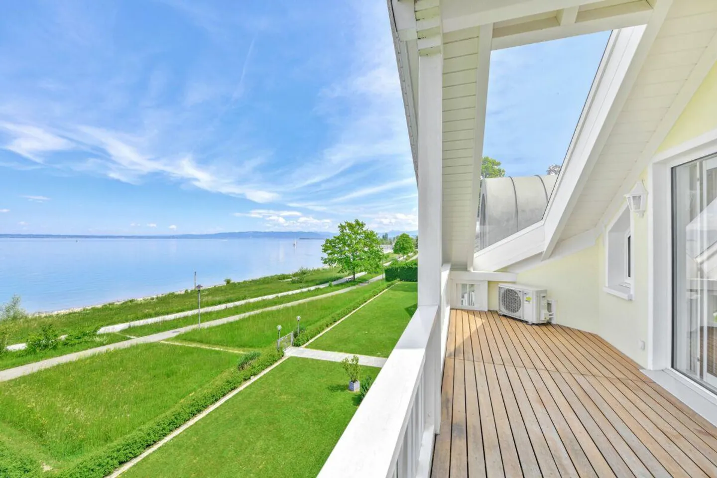 Living by the lake at the highest level - Dream penthouse apartment with unobstructed lake view - Photo 3 of 13