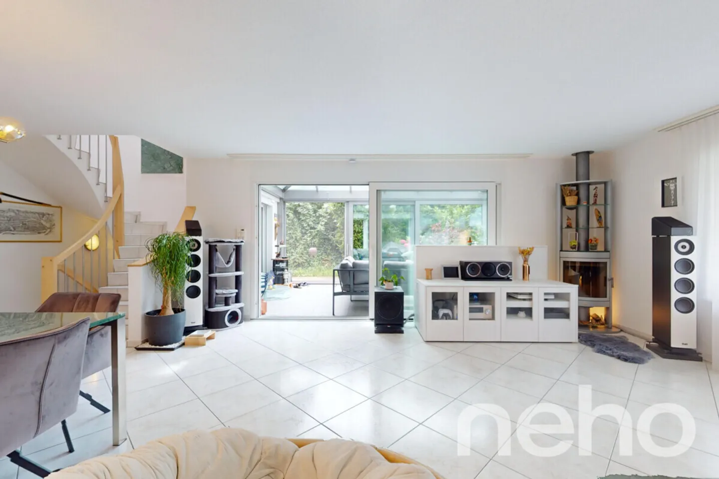 Light-flooded living comfort with winter garden and far-reaching views - Photo 4 of 13