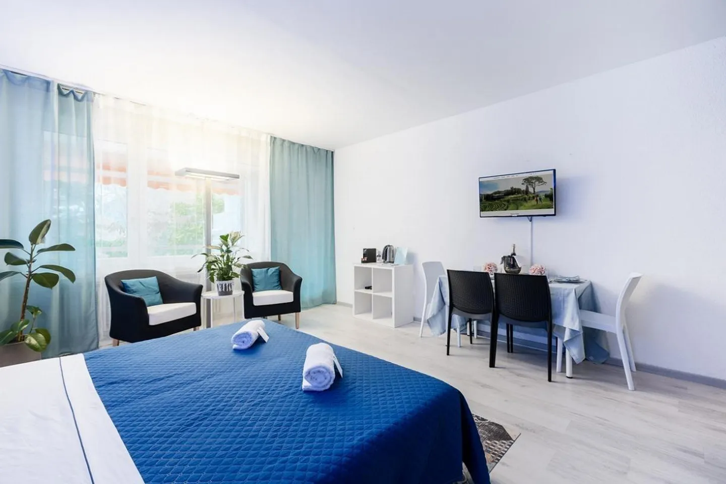 INVESTITION - 2 LOCALE IN RESIDENCE MIT SCHWIMMBAD IN BISSONE - Foto 2 von 9