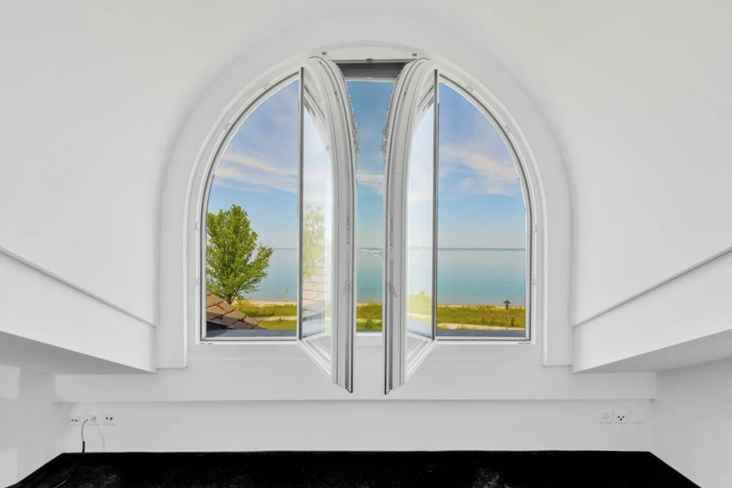 Living by the lake at the highest level - Dream penthouse apartment with unobstructed lake view - Photo 7 of 13