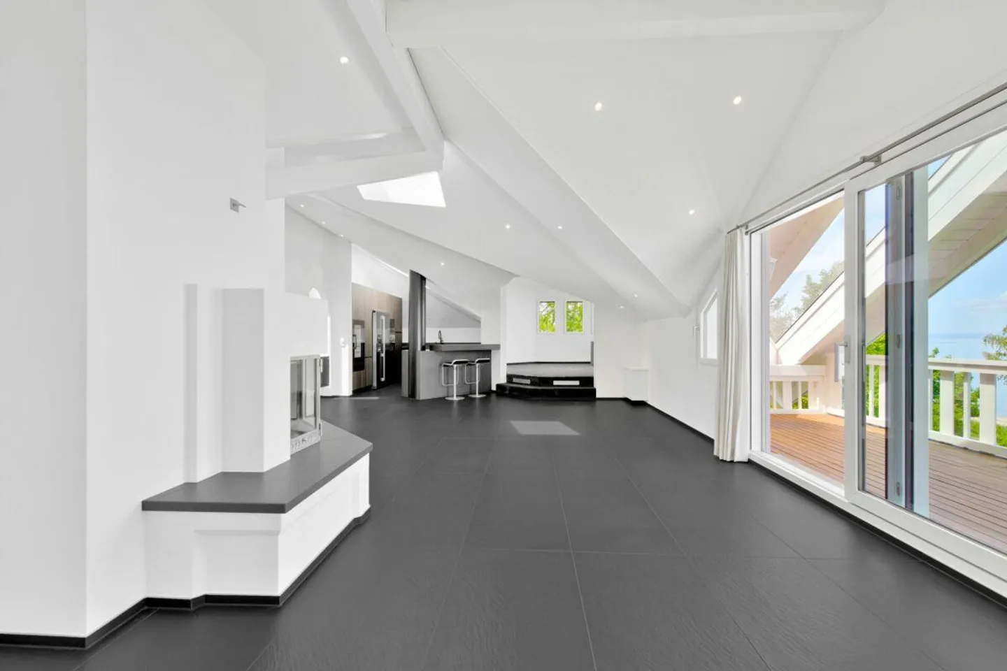 Living by the lake at the highest level - Dream penthouse apartment with unobstructed lake view - Photo 9 of 13