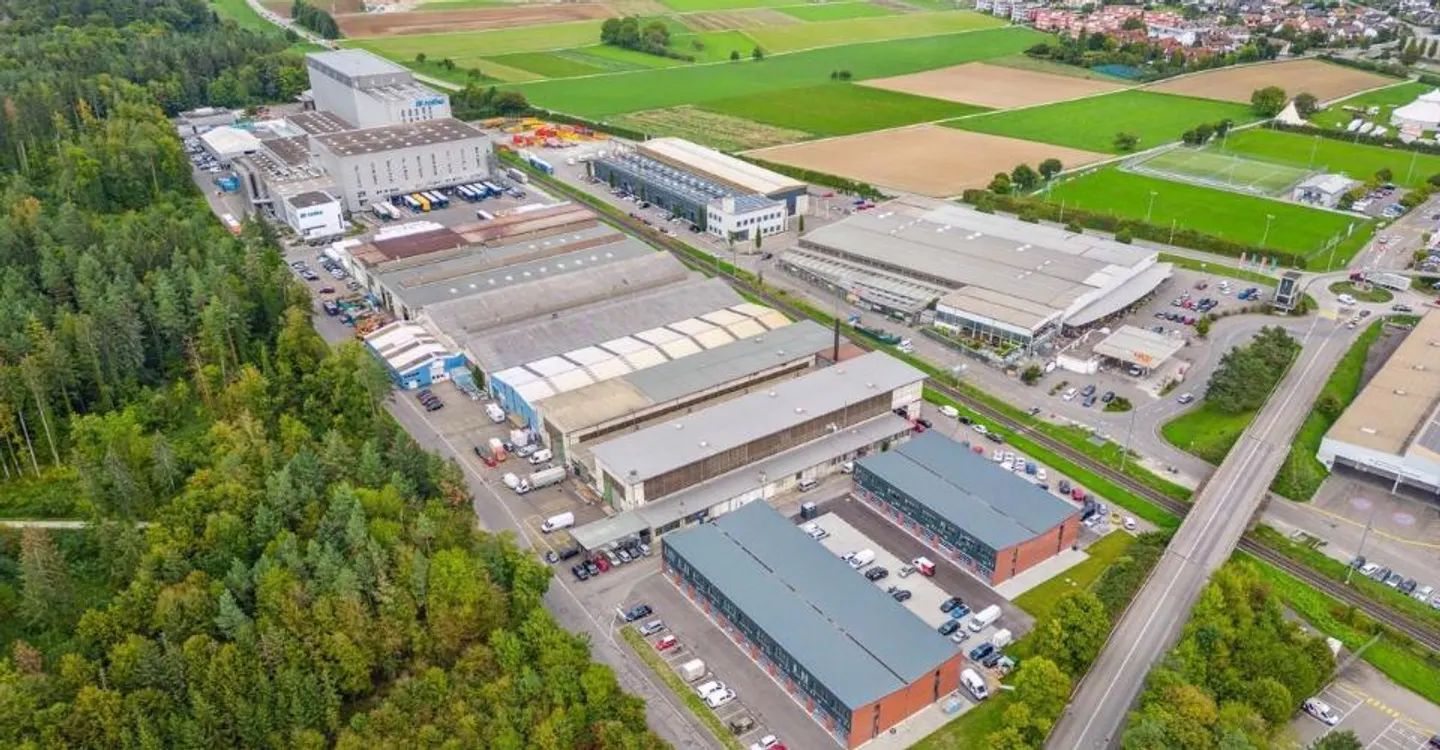 Spacious Industrial Hall in Würenlingen - Photo 2 of 3