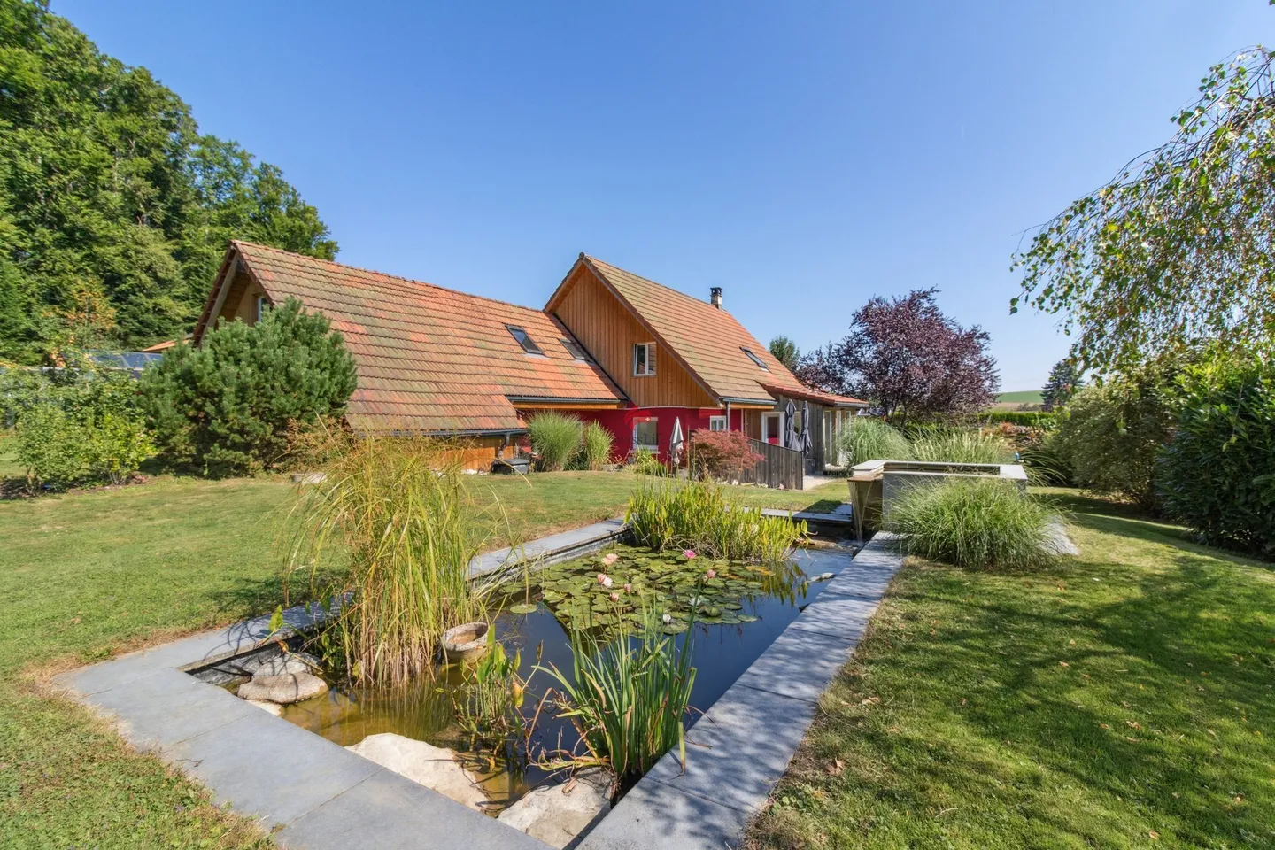 Villa con 5,5 camere e area abitativa separata - Foto 1 di 9