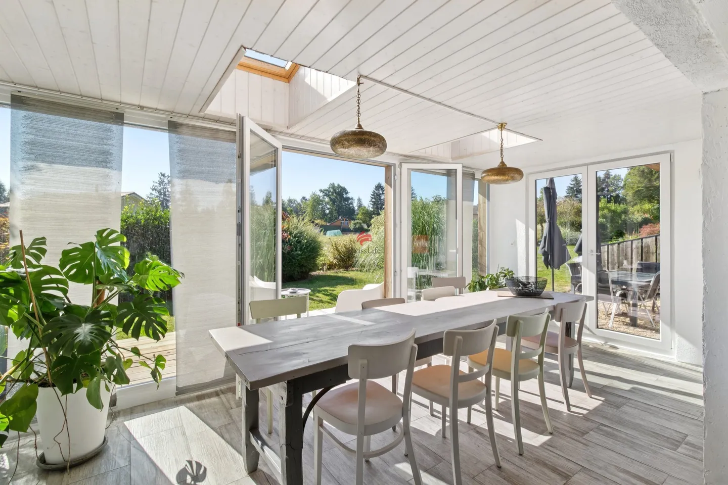 Villa con 5,5 camere e area abitativa separata - Foto 3 di 9