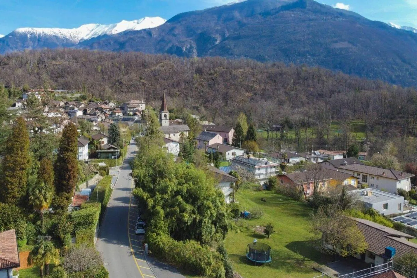 Großes Baugrundstück mit Doppelhaus - Foto 3 von 11